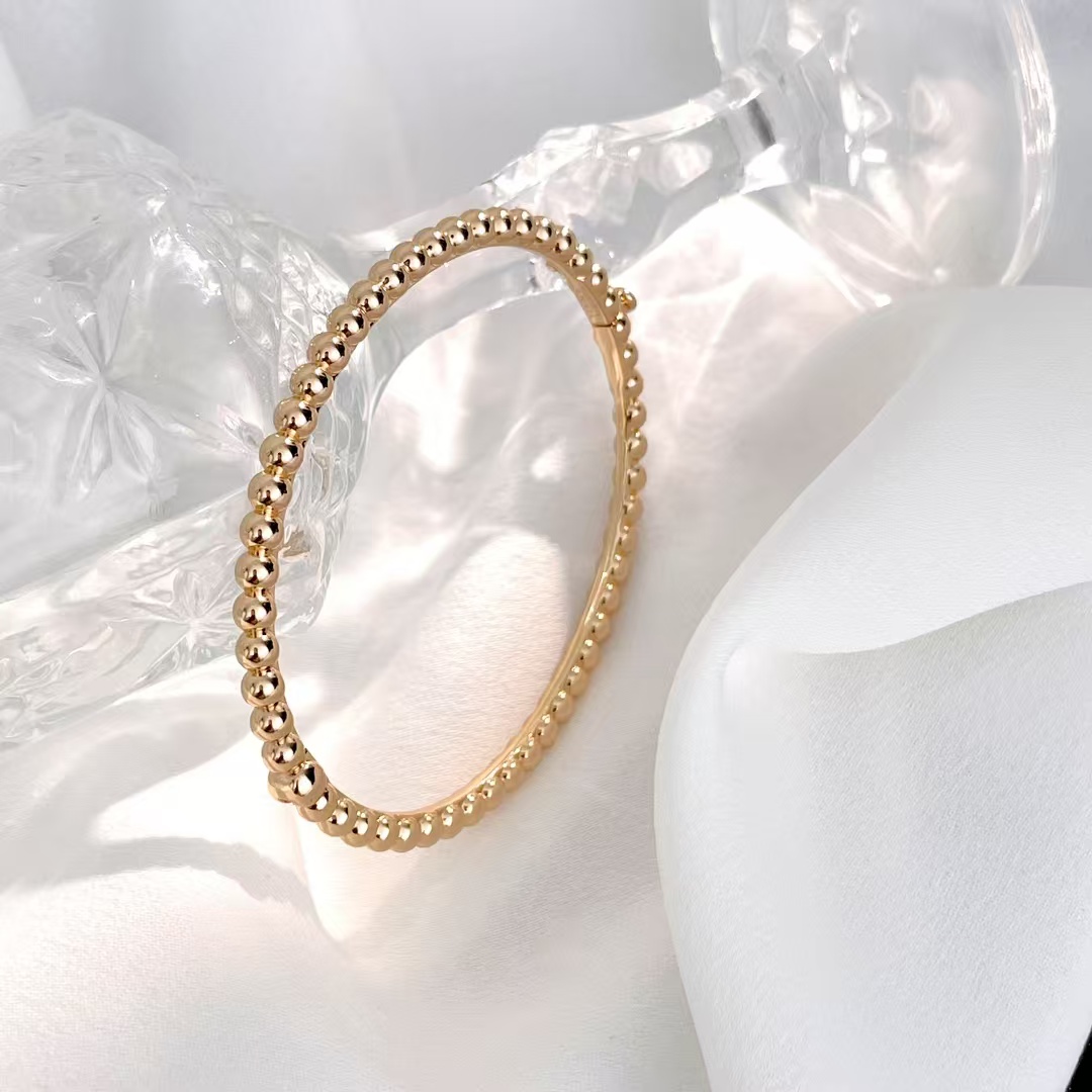 Replica Van Cleef & Arpels Perlée Pearls of Gold Bracelet - Medium Bangle