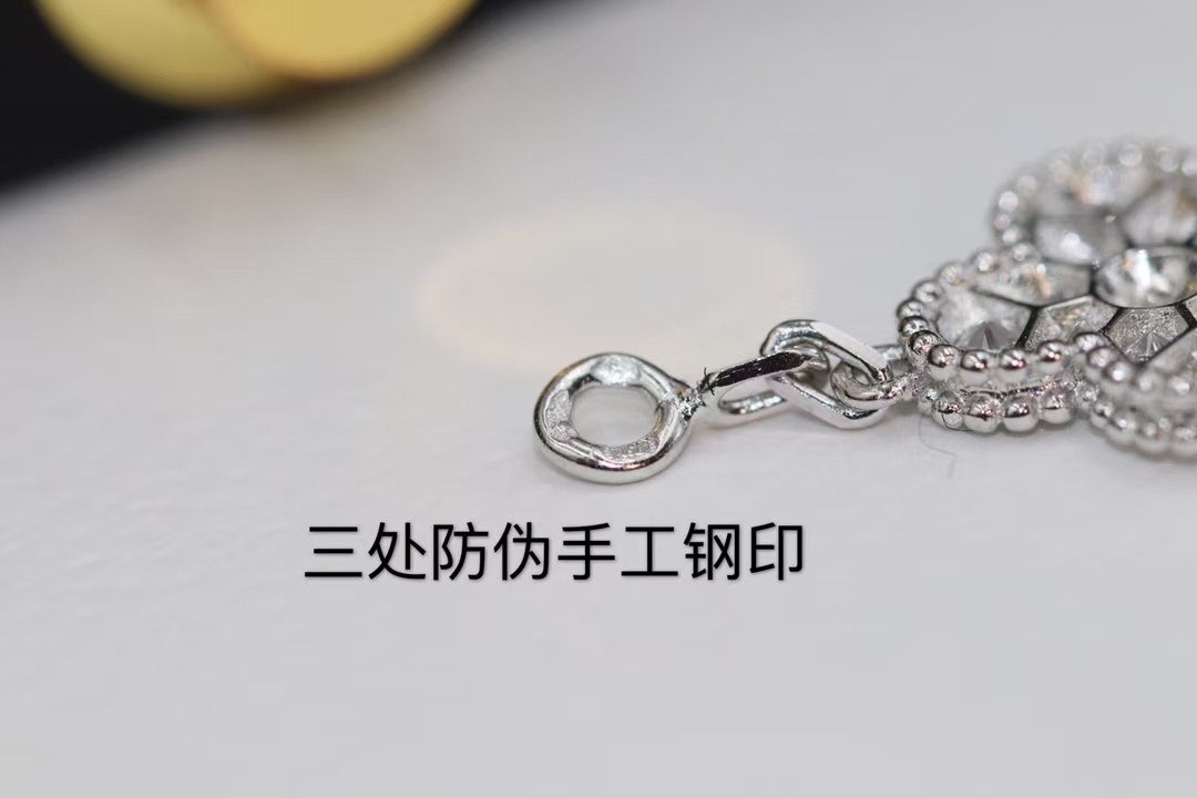 Replica Van Cleef & Arpels White Gold Full Diamond Five Clover Bracelet 5 Motifs