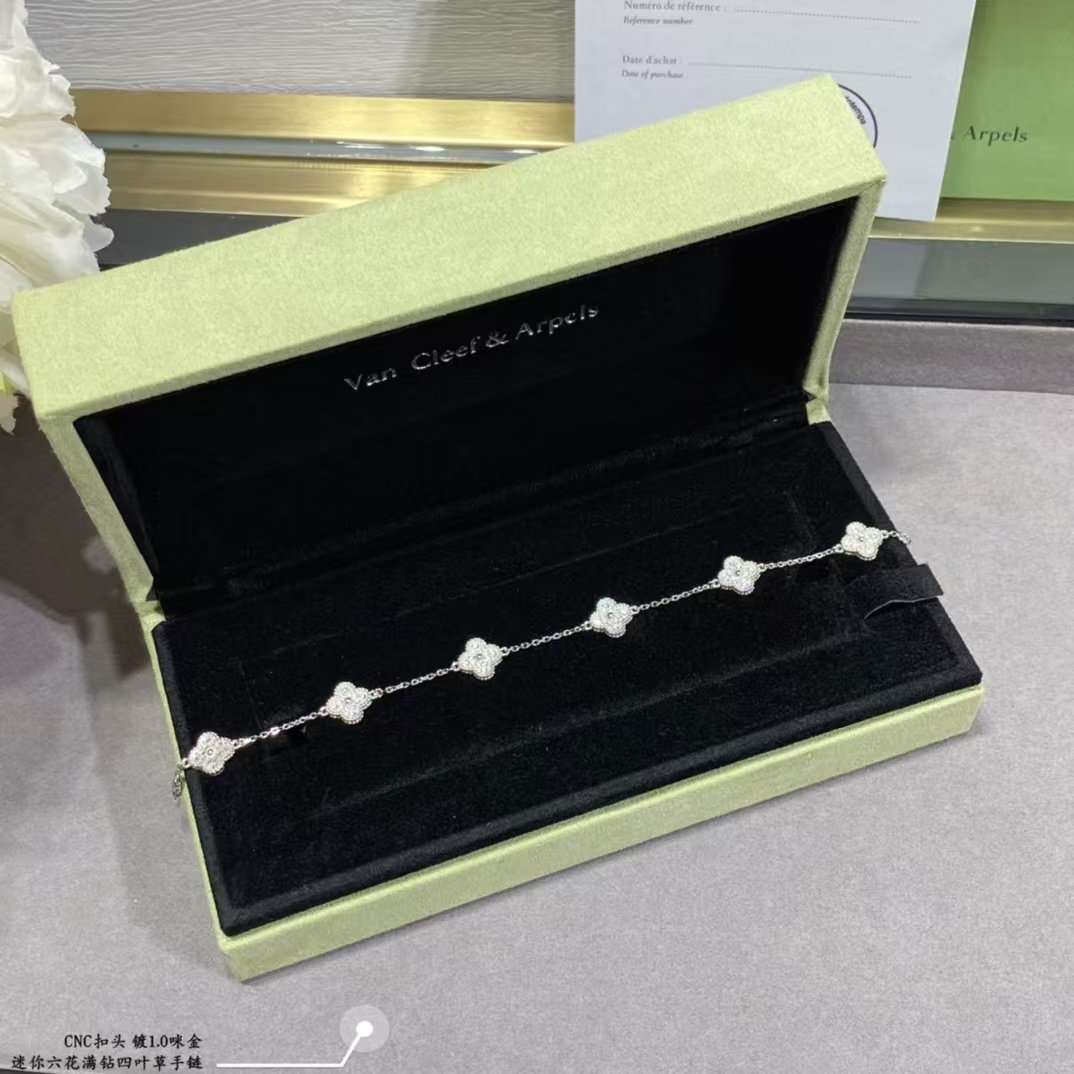 Replica Van Cleef & Arpels Full Diamond Six Clover Bracelet 0.9mm