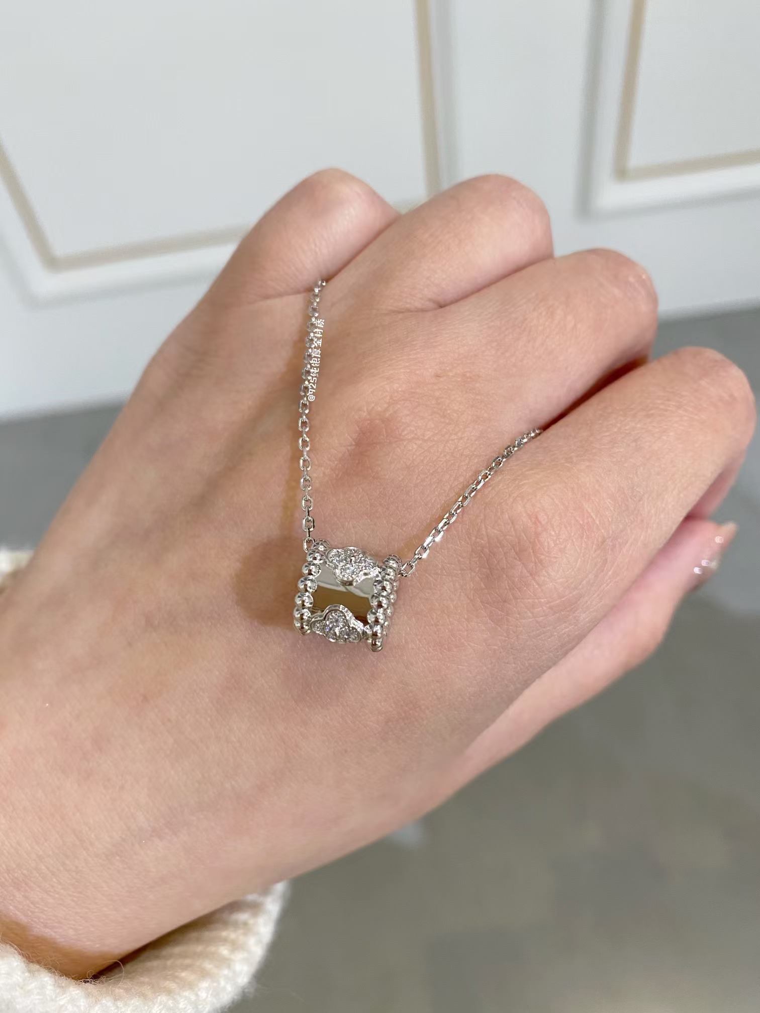 Replica Van Cleef & Arpels Perlée Clovers Pendant Necklace