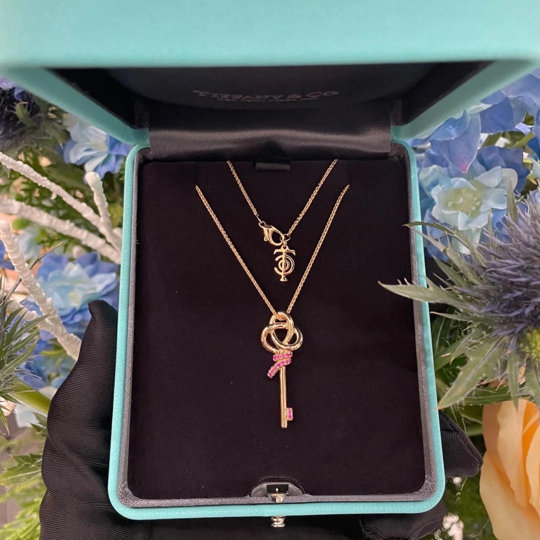 Replica Tiffany Pink Diamond Woven Key Pendant Necklace