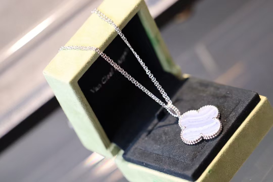 Replica Van Cleef & Arpels Vintage Alhambra Pendant Necklace - Large