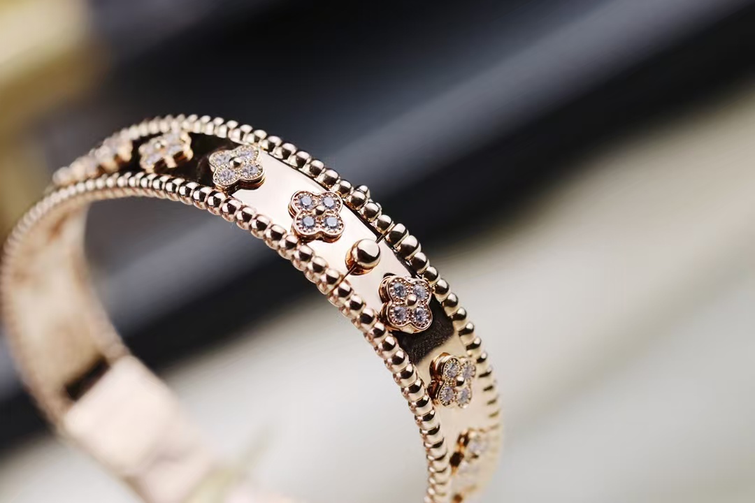 Replica Van Cleef & Arpels Perlée Clovers Bracelet, Medium Bangle
