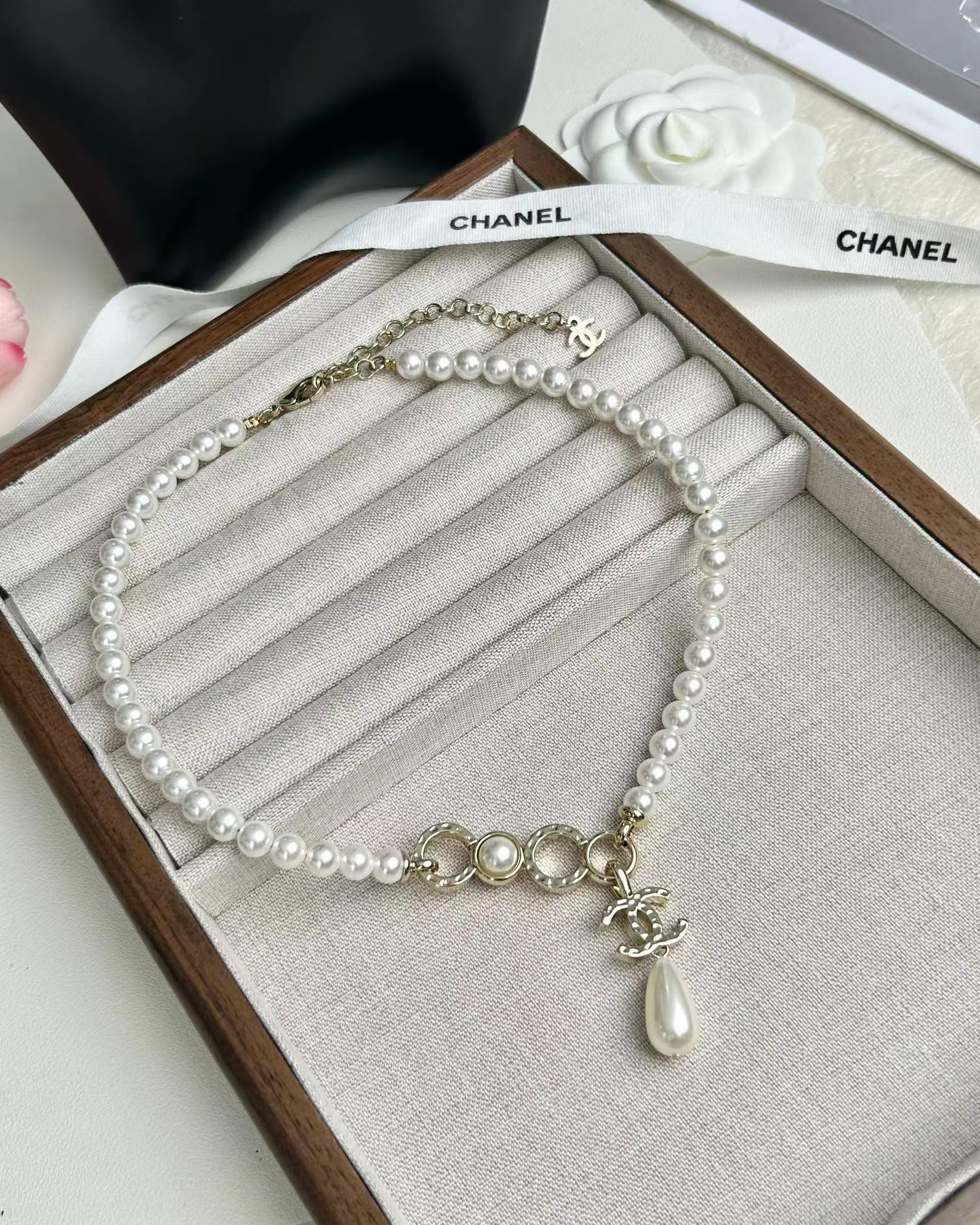 Replica Chanel Teardrop Pearl Pendant Pearl Necklace