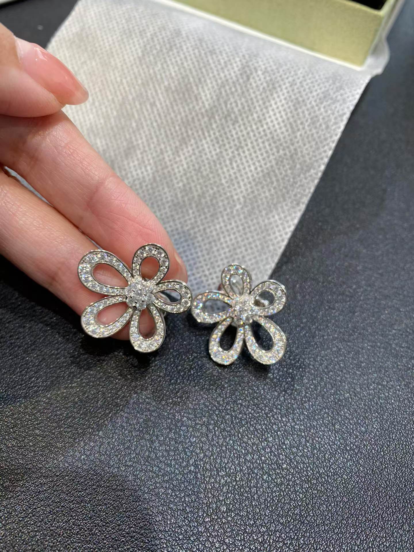 Replica Van Cleef & Arpels Flowerlace Earrings
