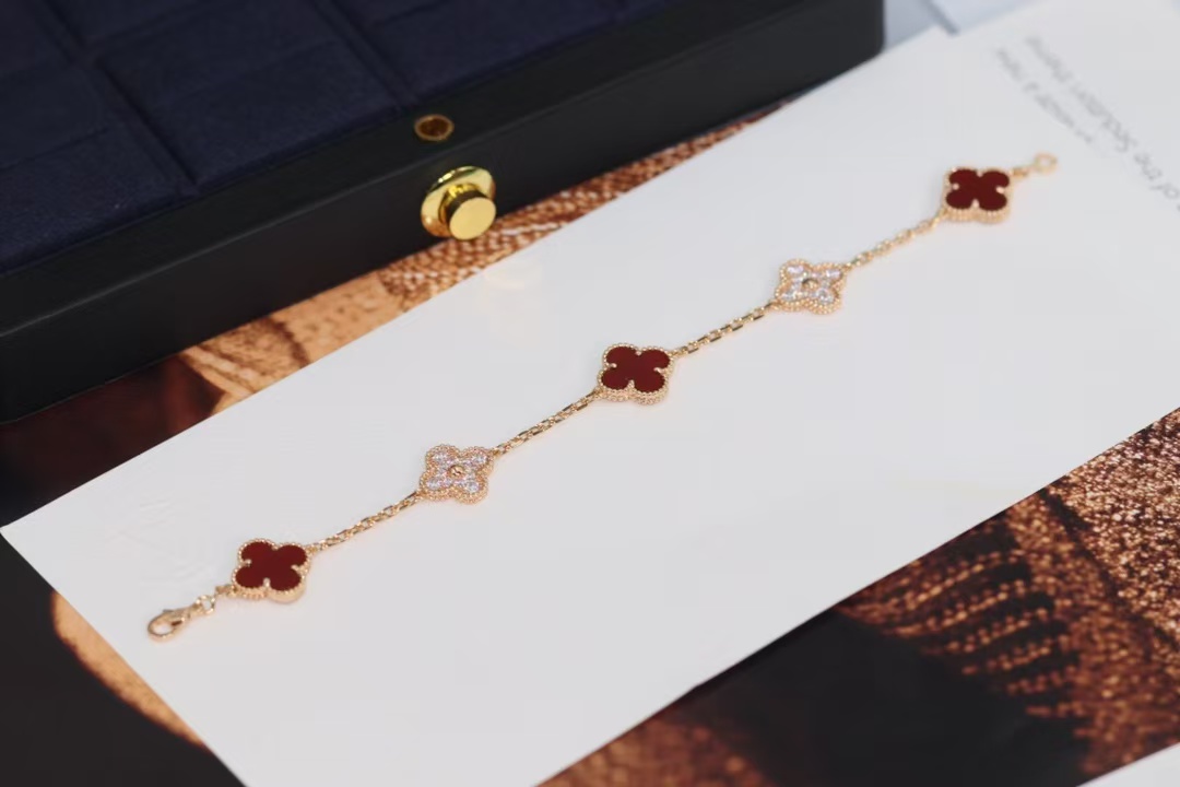 replica Van Cleef & Arpels Carnelian Five Clover Bracelet 5 Motifs