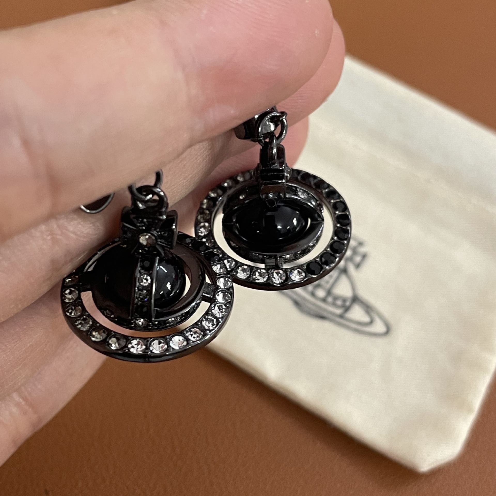 Replica Vivienne Westwood Punk Style Cool Girl Black Saturn Earrings