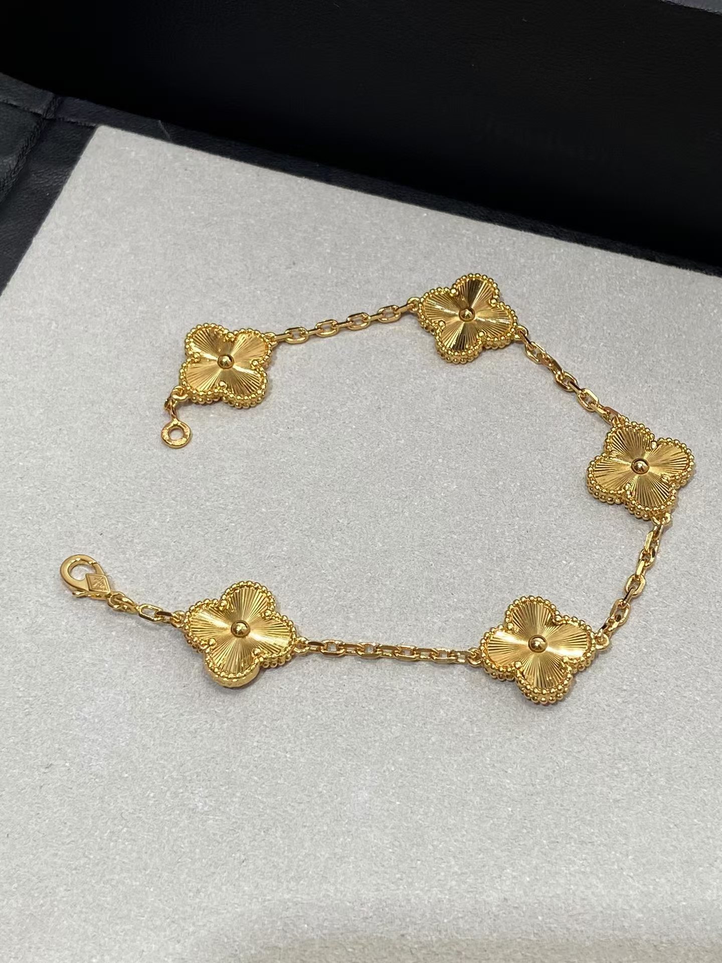 replica Van Cleef & Arpels Vintage Alhambra Bracelet 5 Motifs
