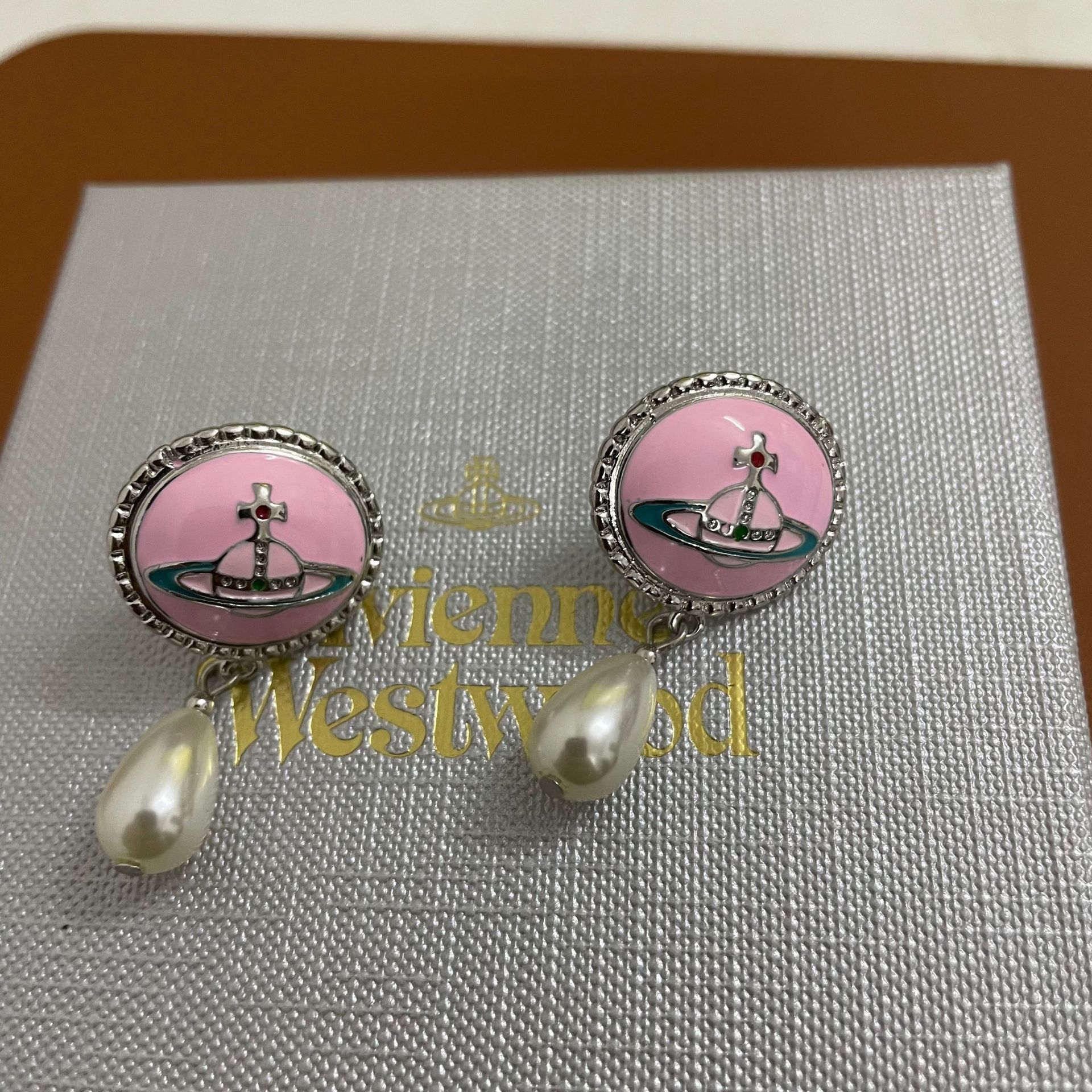 Replica Vivienne Westwood Enamel Saturn Waterdrop Pearl Earrings
