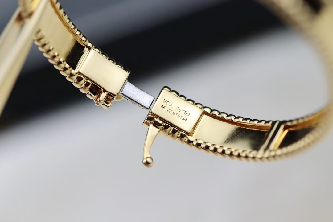 Replica Van Cleef & Arpels Perlée Signature Bracelet - Medium Bangle