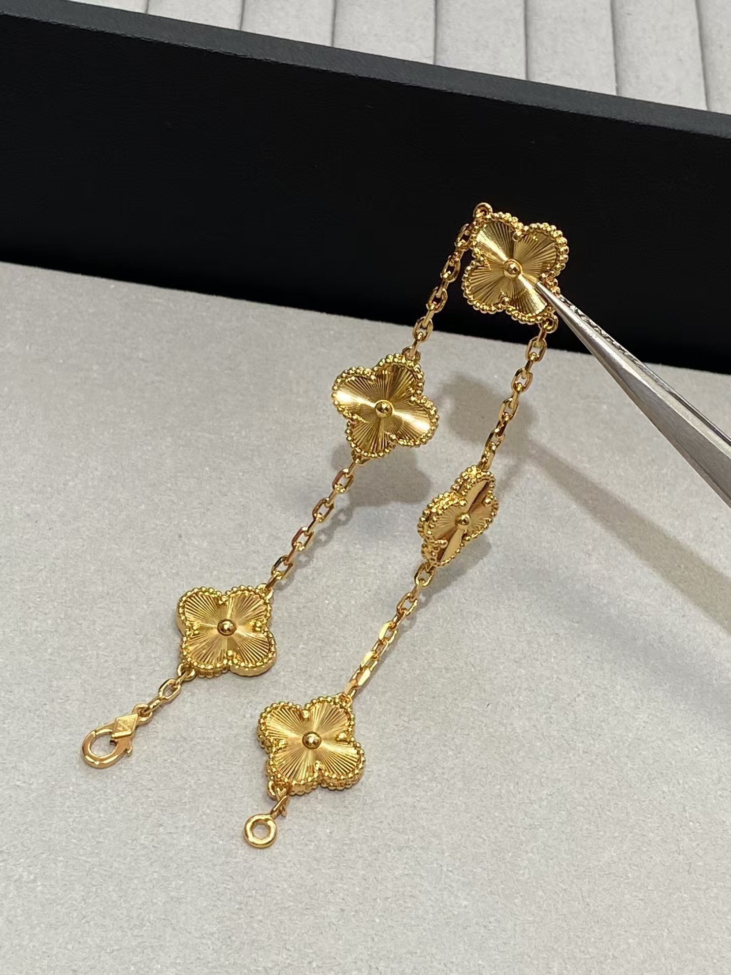 replica Van Cleef & Arpels Vintage Alhambra Bracelet 5 Motifs