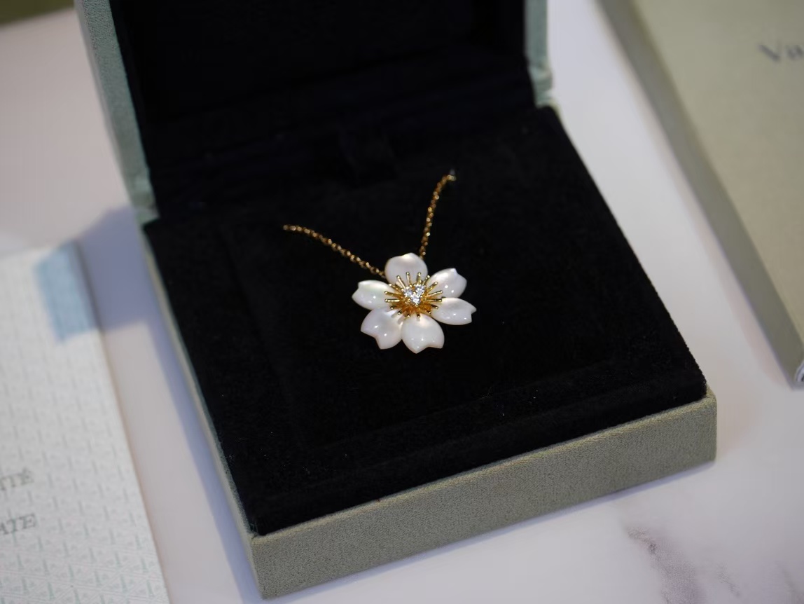 Replica Van Cleef & Arpels Rose de Noël Pendant Necklace - Mini