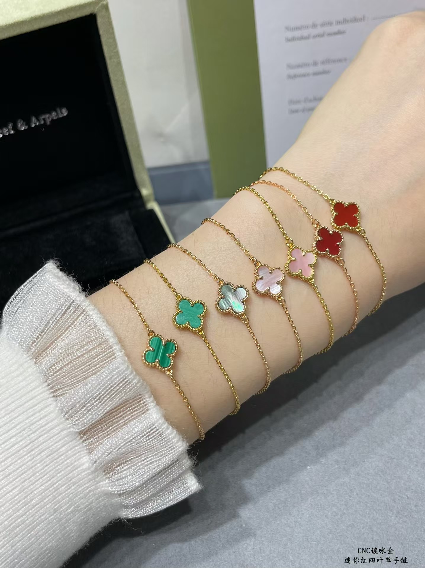 replica Van Cleef & Arpels Red Agate Single Clover Bracelet