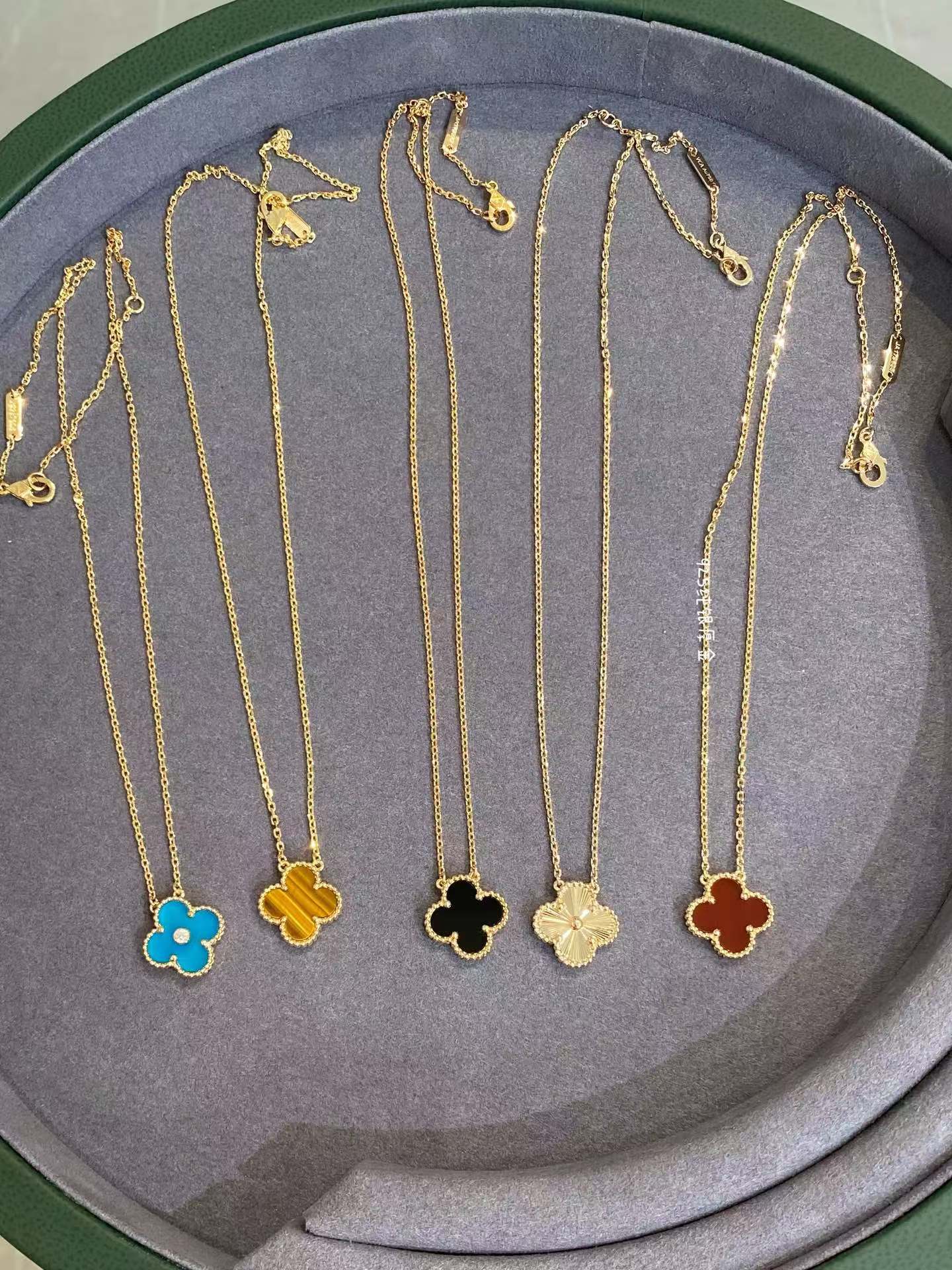replica Van Cleef & Arpels Vintage Alhambra Pendant Necklace - Yellow Gold