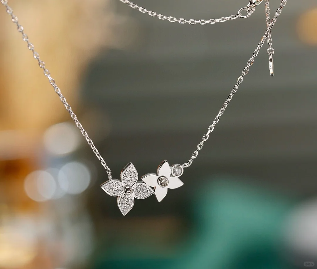 Replica Louis Vuitton Idylle Blossom Pendant Necklace-Two Flowers