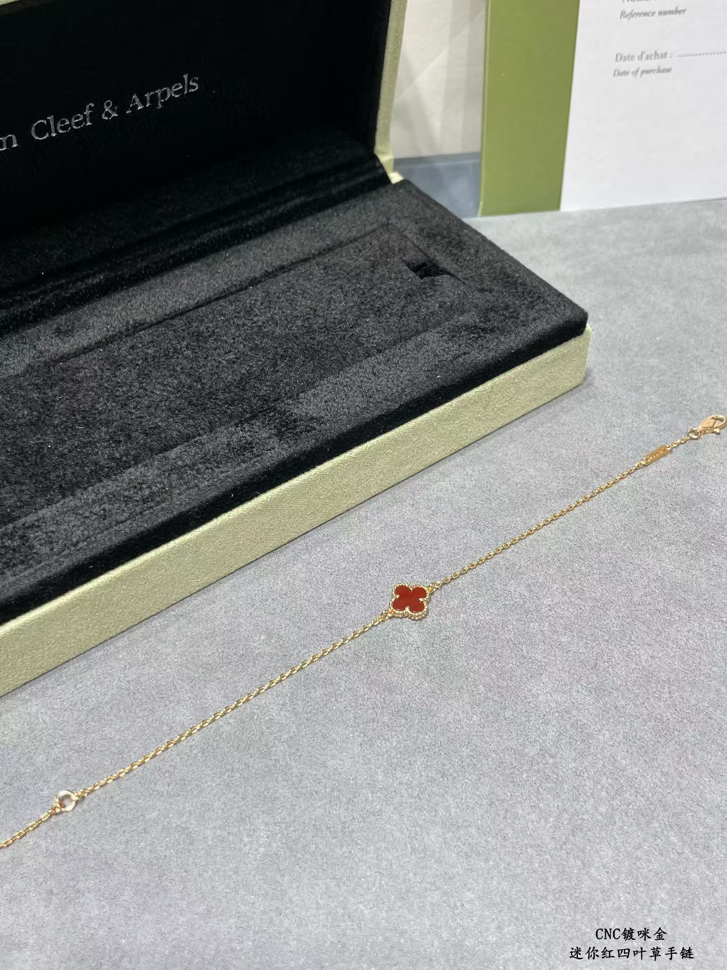 Replica Van Cleef & Arpels Red Agate Single Clover Bracelet