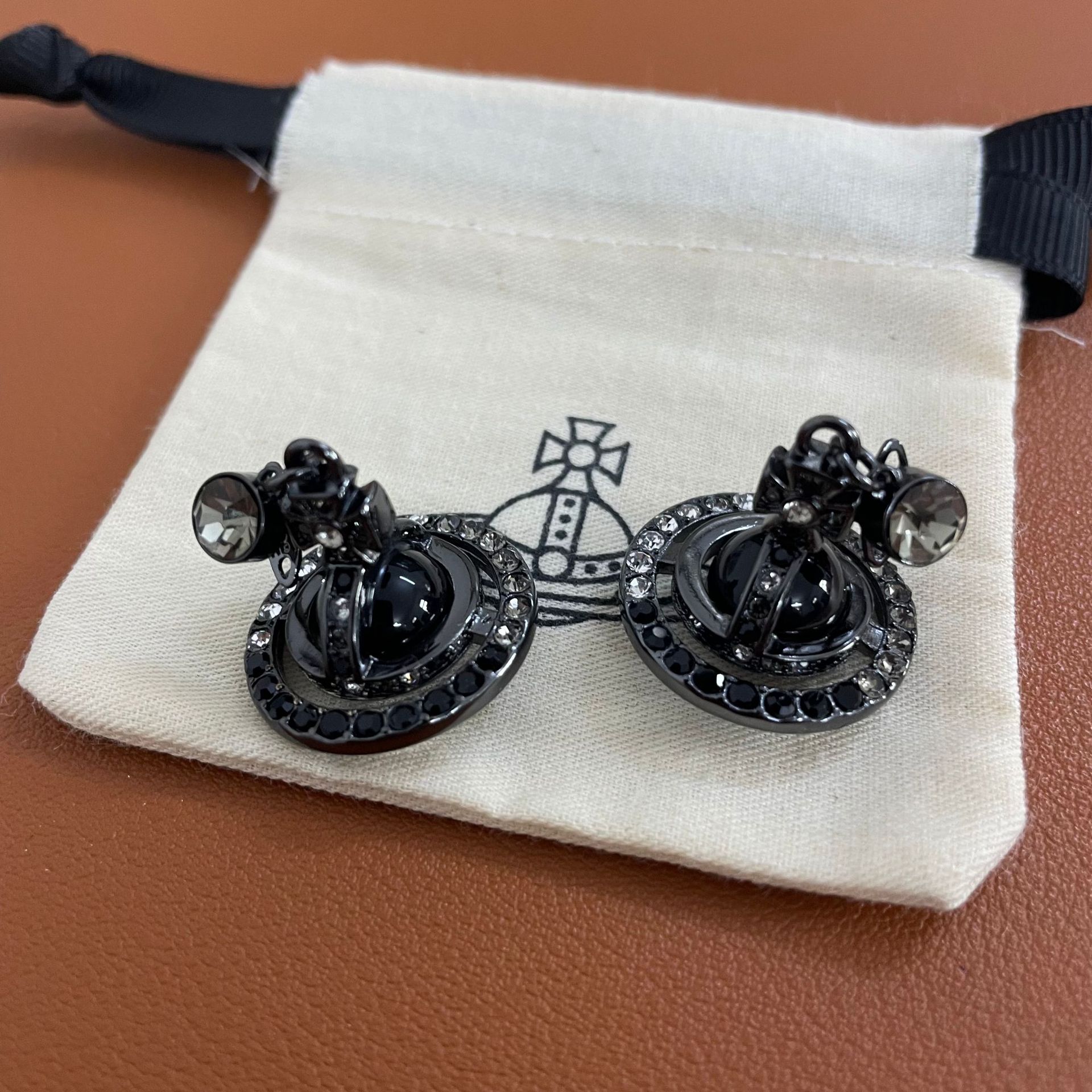 Replica Vivienne Westwood Punk Style Cool Girl Black Saturn Earrings