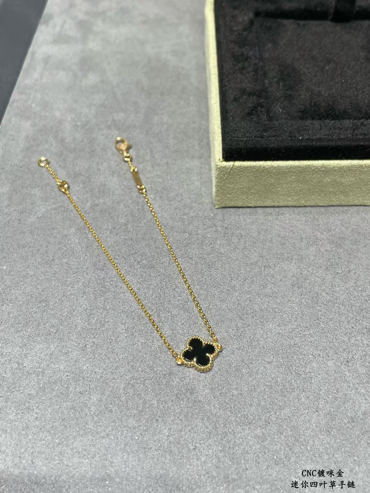 Replica Van Cleef & Arpels Black Agate Single Clover Bracelet