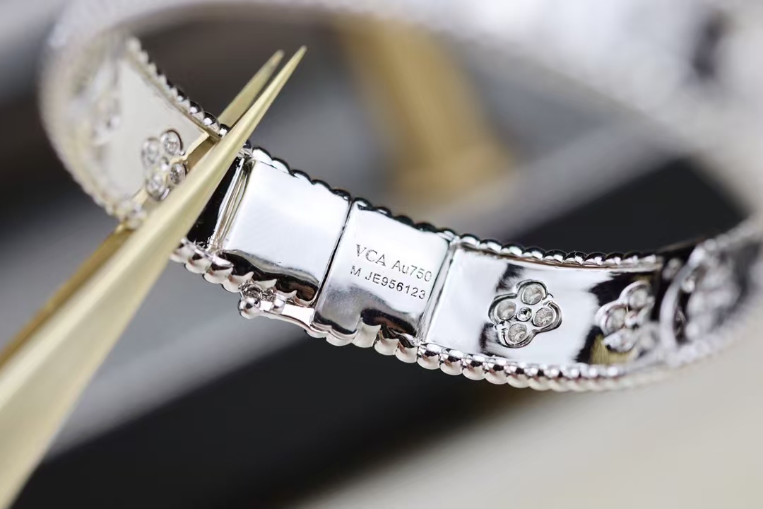 Replica Van Cleef & Arpels Perlée Clovers Bracelet, Medium Bangle