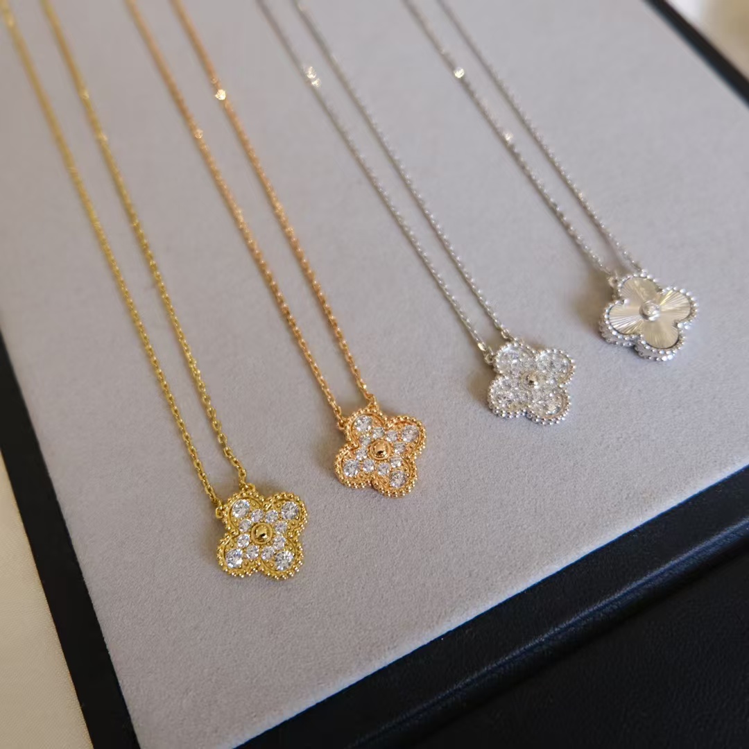 replica Van Cleef & Arpels Vintage Alhambra Pendant Necklace