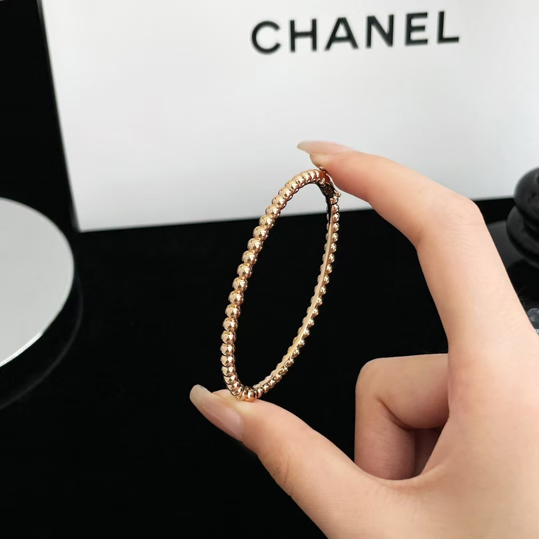 Replica Van Cleef & Arpels Perlée Pearls of Gold Bracelet - Medium Bangle