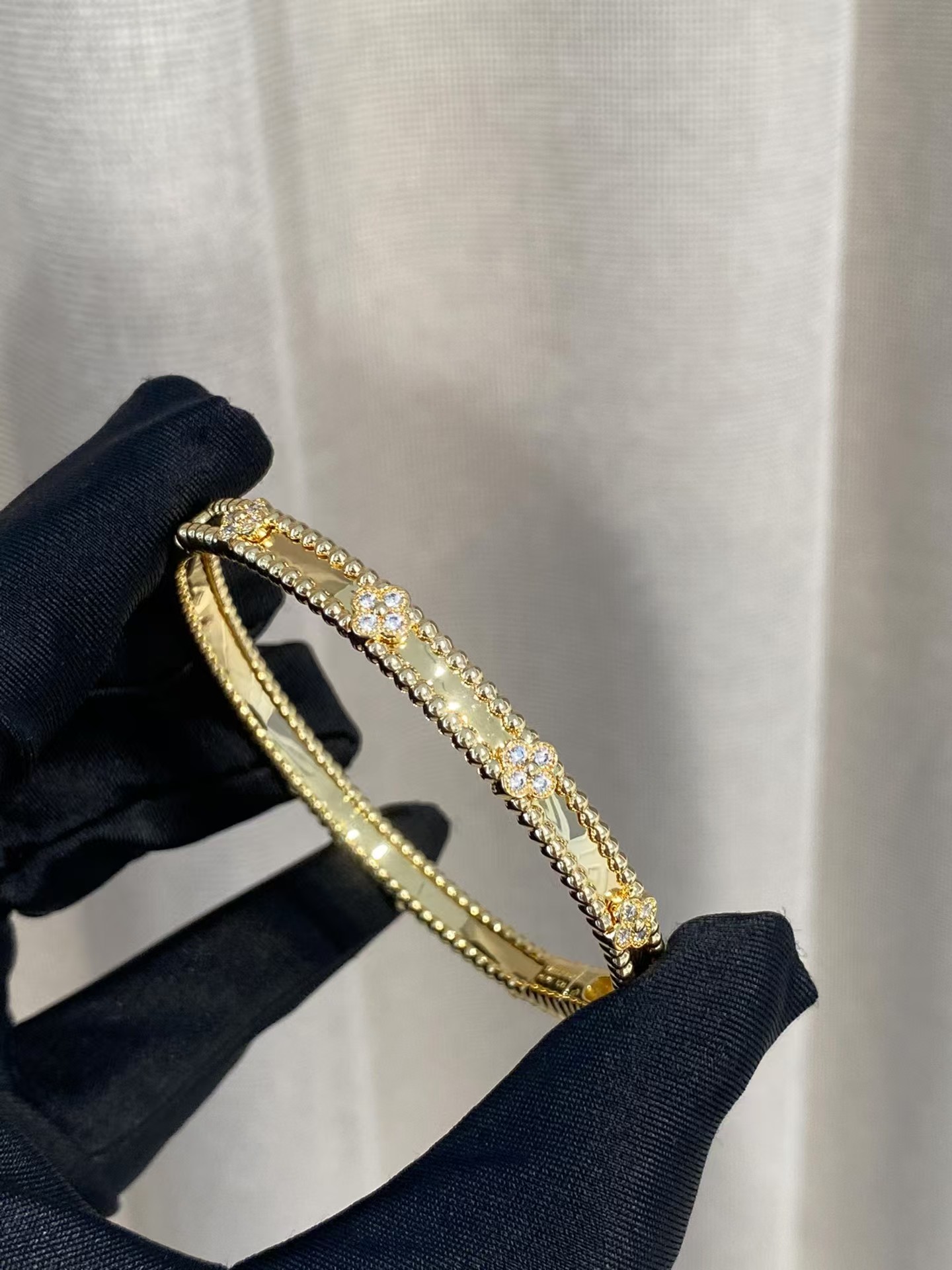 Replica Van Cleef & Arpels Perlée Sweet Clovers Bracelet, Medium Model