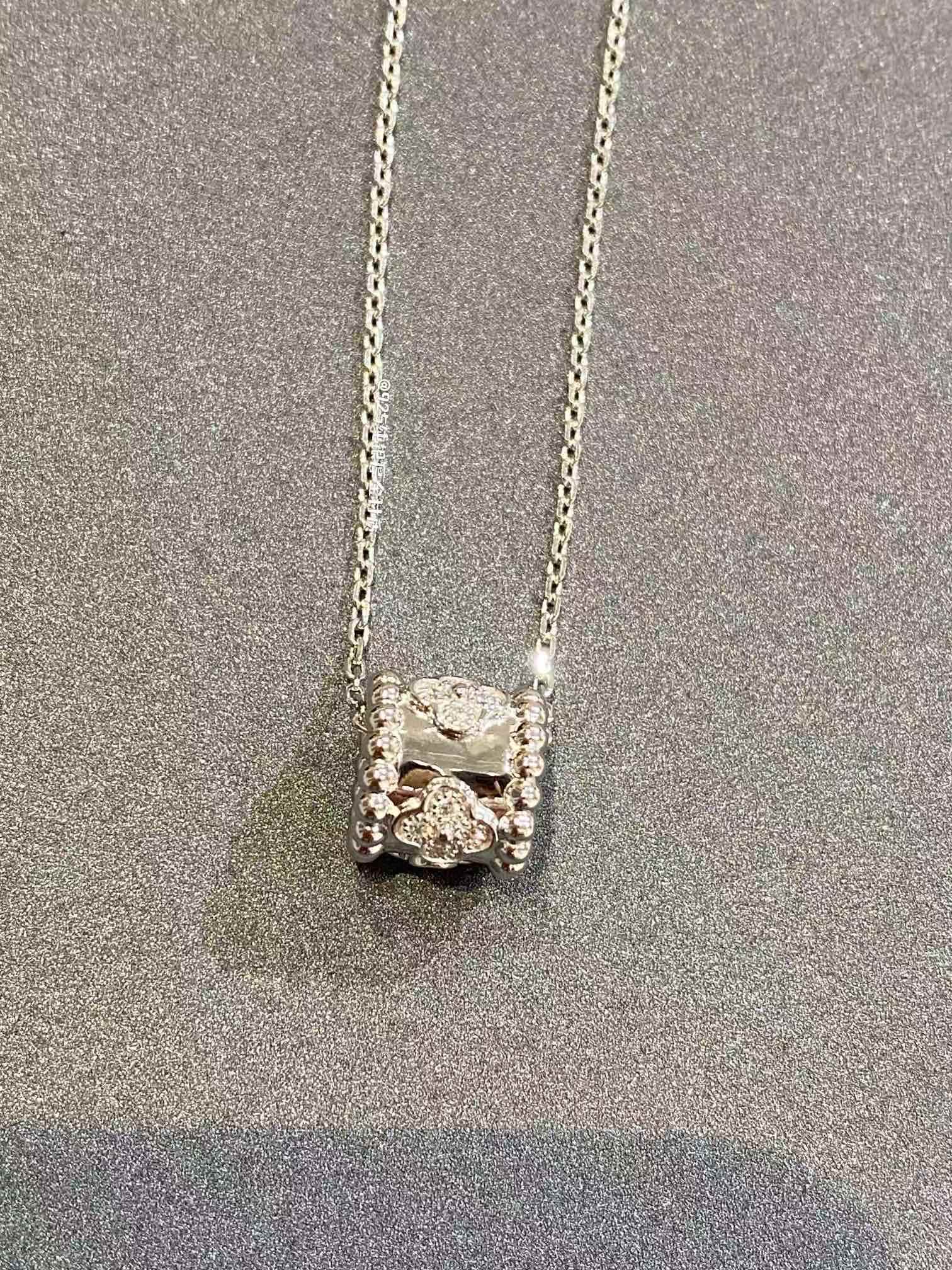 Replica Van Cleef & Arpels Perlée Clovers Pendant Necklace