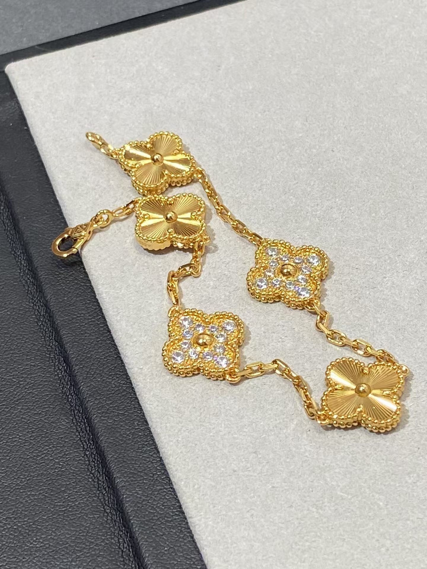 Replica Van Cleef & Arpels Vintage Alhambra Bracelet 5 Motifs