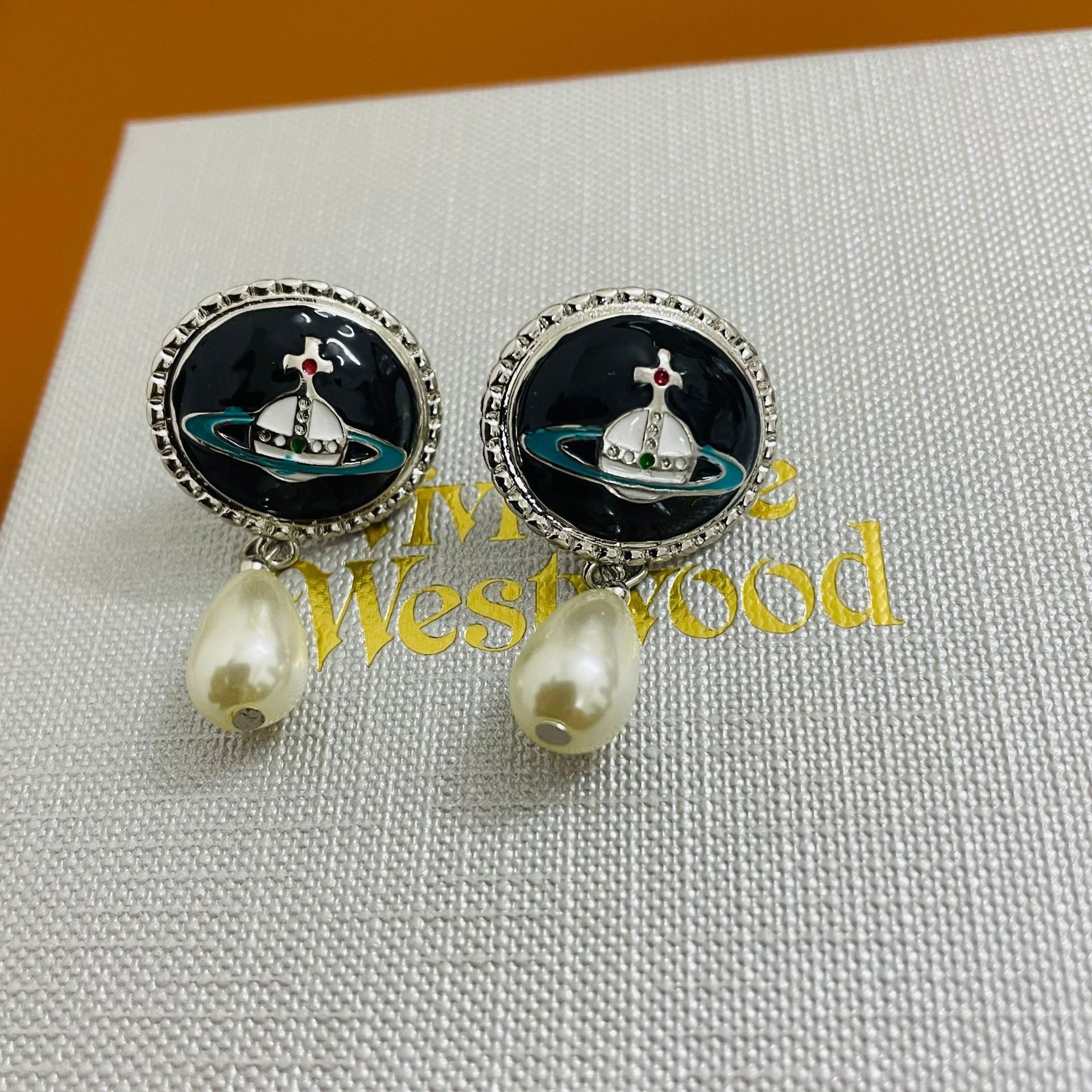 Replica Vivienne Westwood Enamel Saturn Waterdrop Pearl Earrings