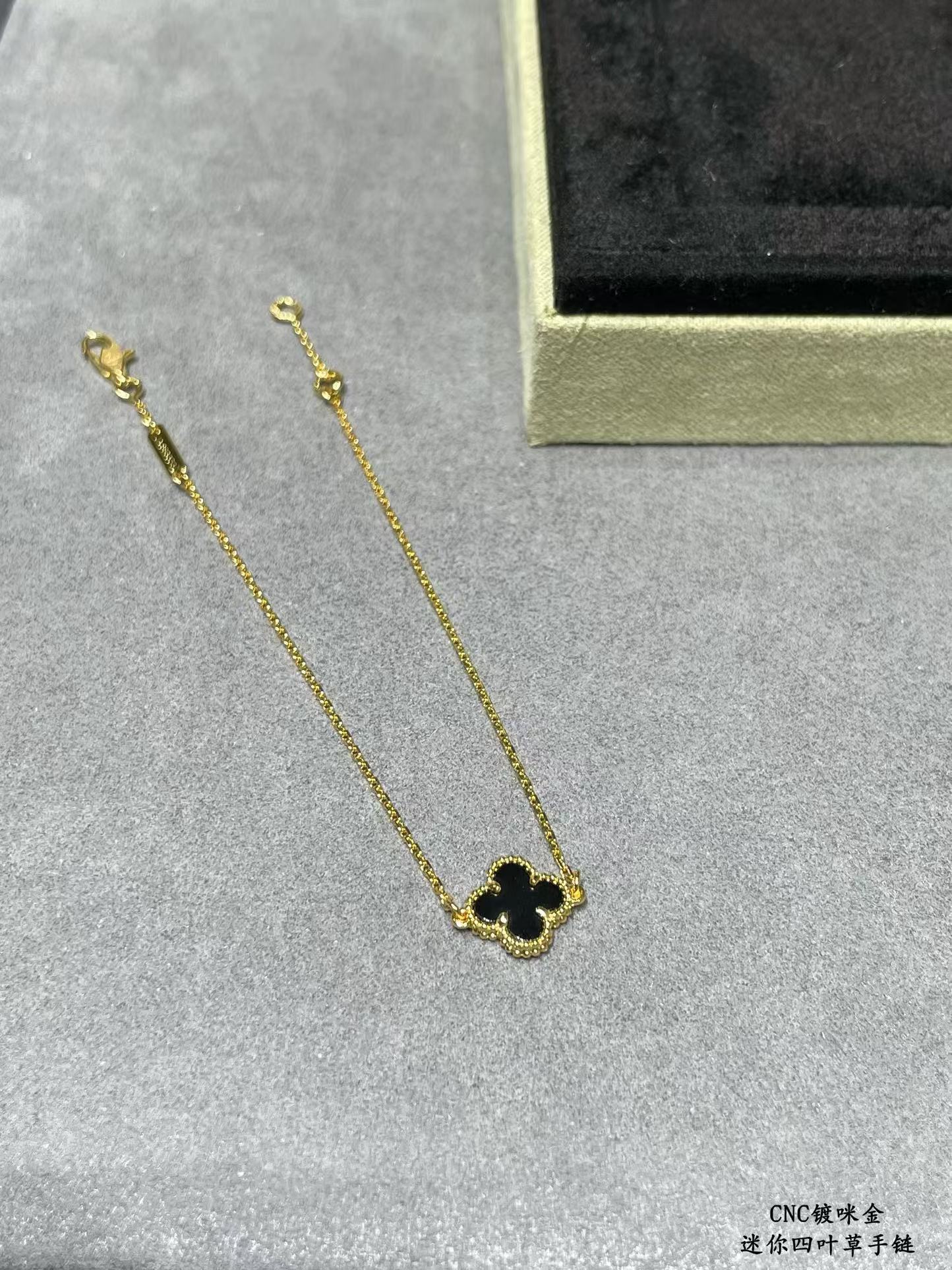Replica Van Cleef & Arpels Black Agate Single Clover Bracelet