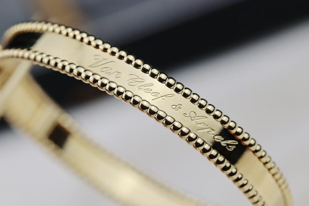 Replica Van Cleef & Arpels Perlée Signature Bracelet - Medium Bangle