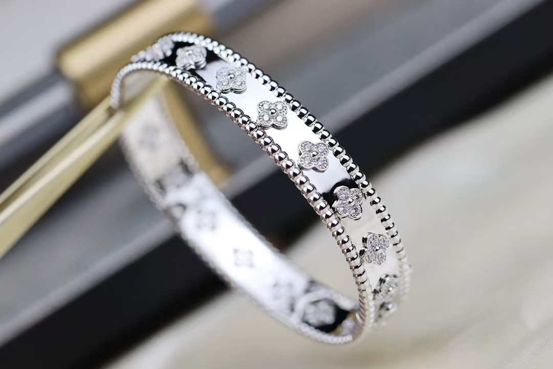 Replica Van Cleef & Arpels Perlée Clovers Bracelet, Medium Bangle