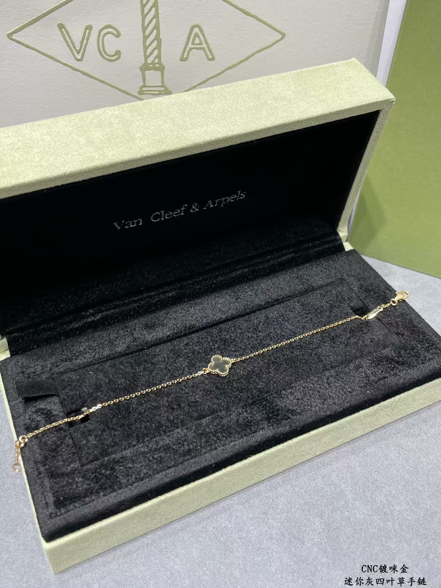 Replica Van Cleef & Arpels Natural Grey Mother of Pearl Single Clover Bracelet