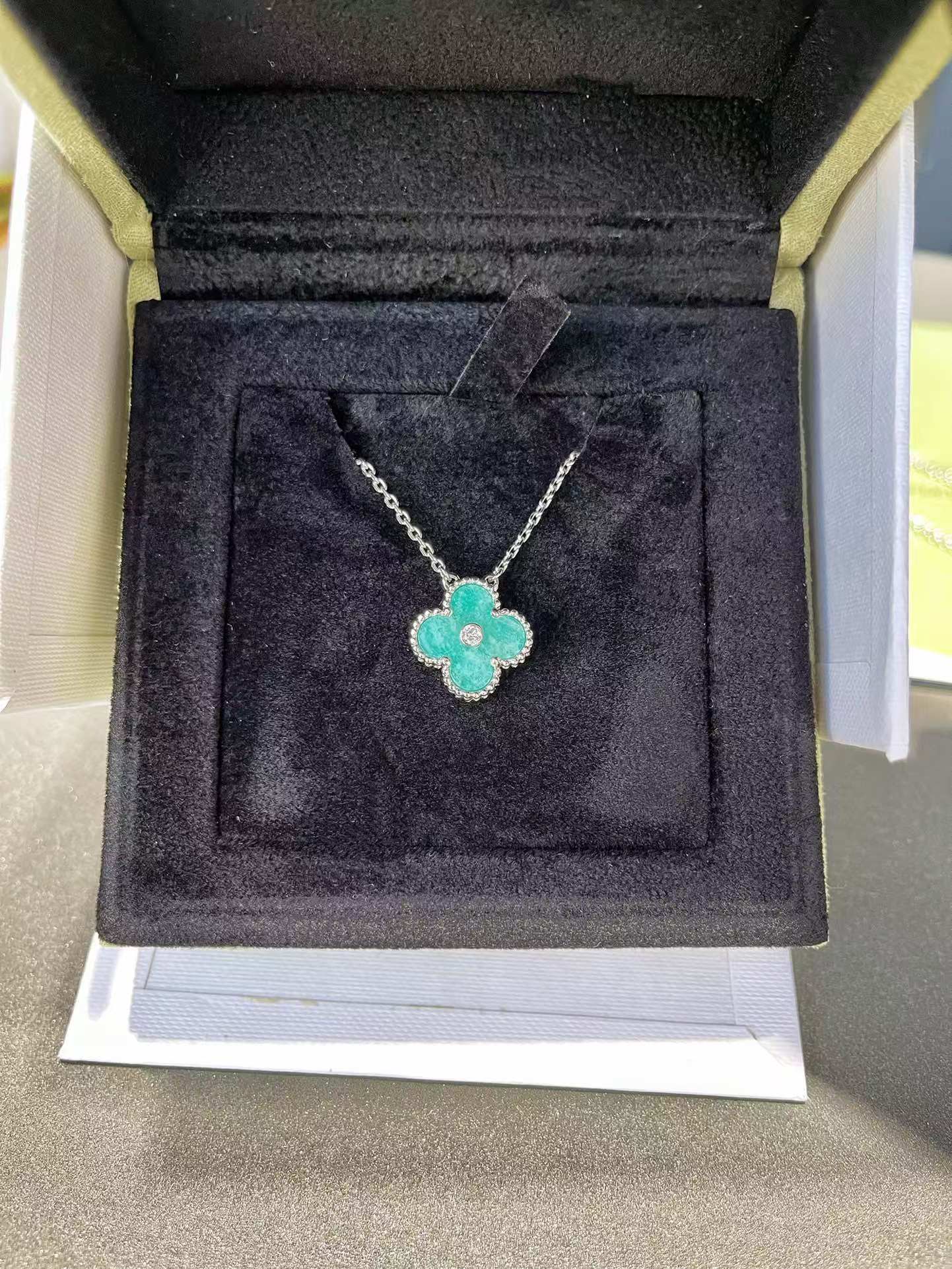 replica Van Cleef & Arpels Vintage Alhambra Pendant Necklace