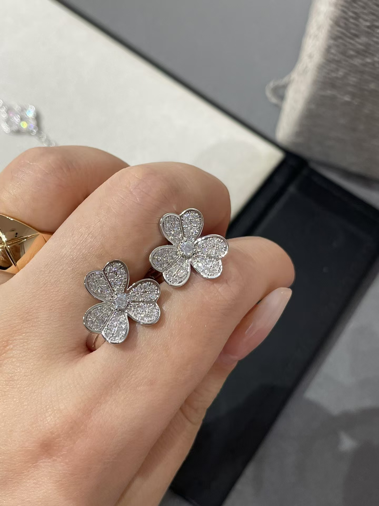 Replica Van Cleef & Arpels Frivole Earrings - Small