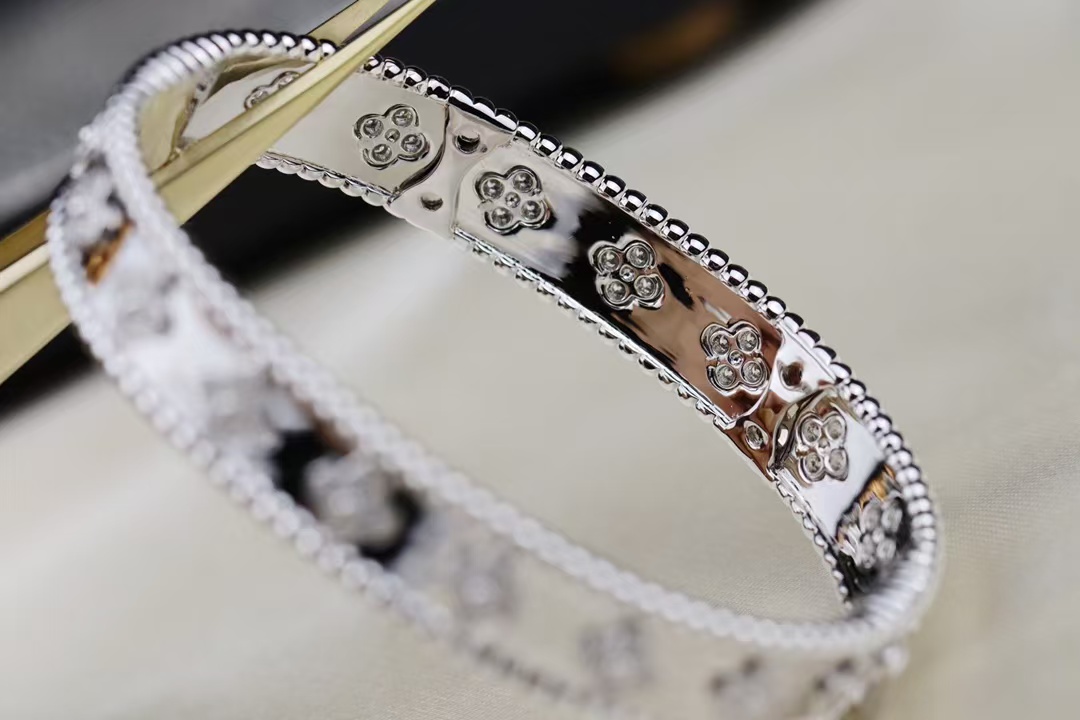 Replica Van Cleef & Arpels Perlée Clovers Bracelet, Medium Bangle