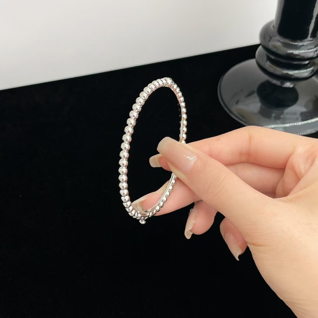 Replica Van Cleef & Arpels Perlée Pearls of Gold Bracelet - Medium Bangle