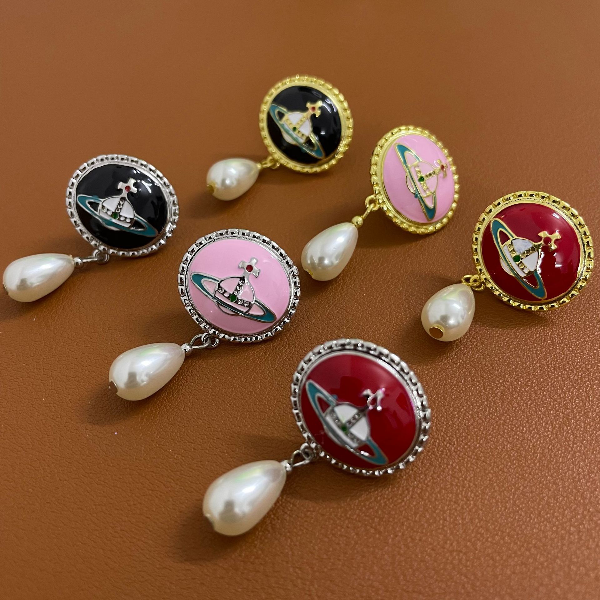 Replica Vivienne Westwood Enamel Saturn Waterdrop Pearl Earrings