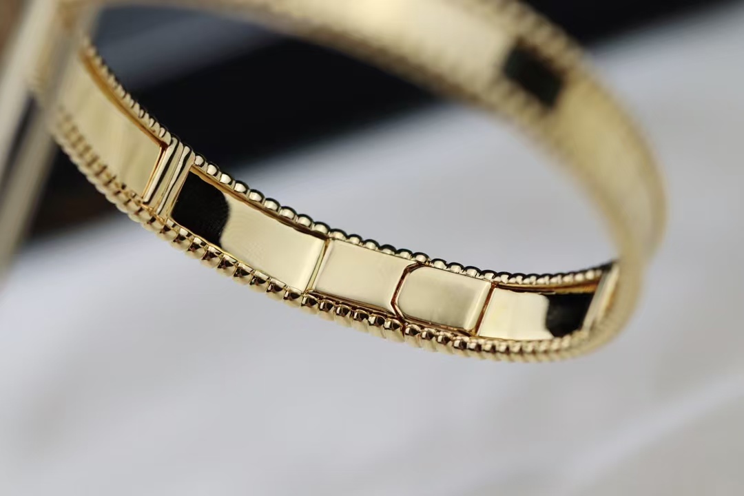 Replica Van Cleef & Arpels Perlée Signature Bracelet - Medium Bangle