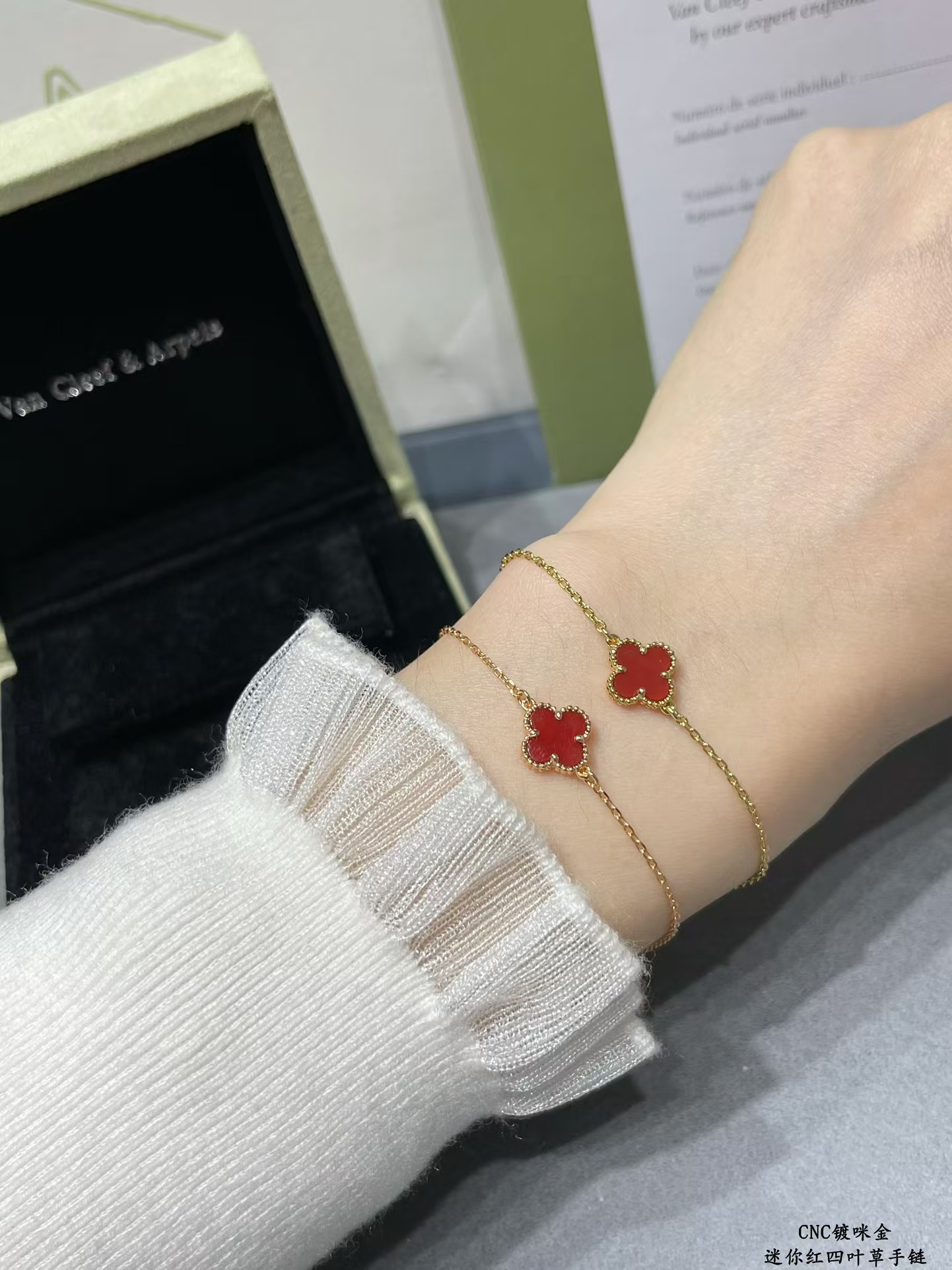 replica Van Cleef & Arpels Red Agate Single Clover Bracelet