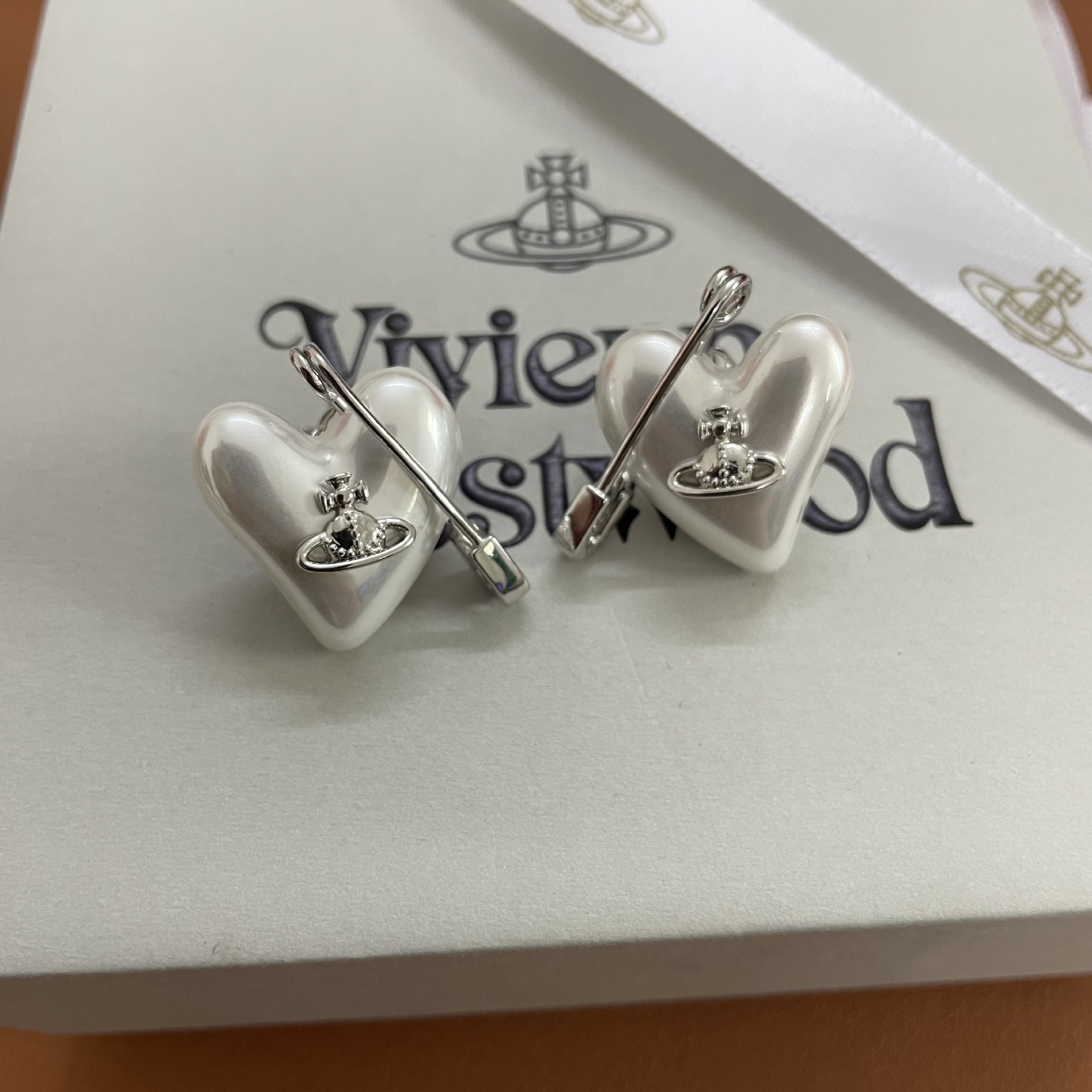 Replica Vivienne Westwood Heart Paperclip Saturn Stud Earrings
