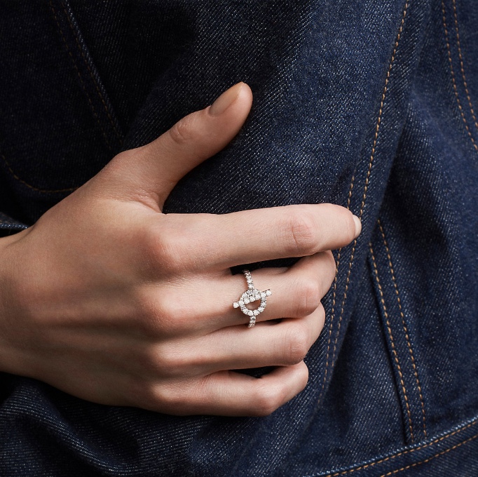 Replica Hermes Diamond Paved Q Ring