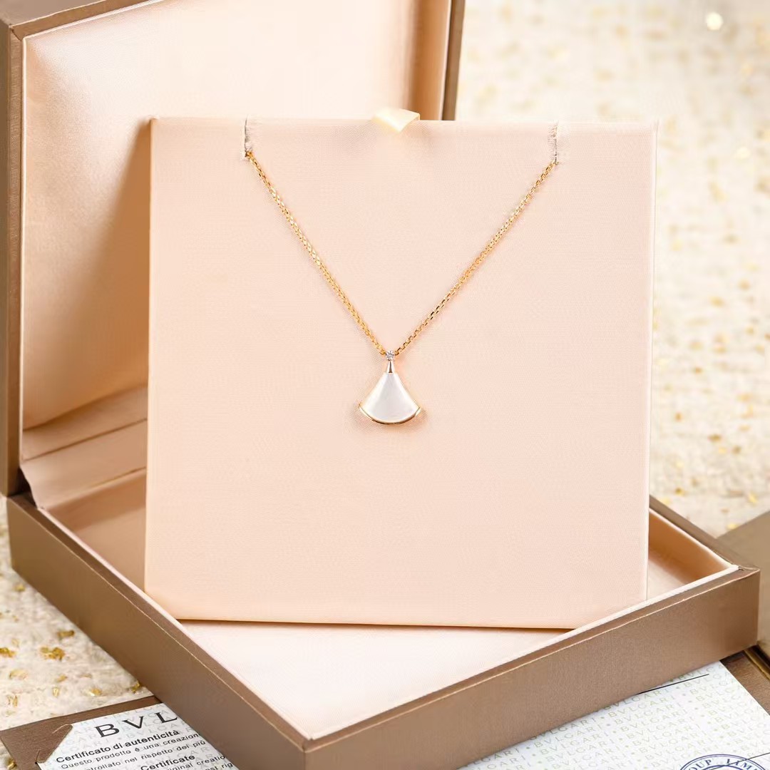 Replica Bvlgari Divas' Dream Necklace
