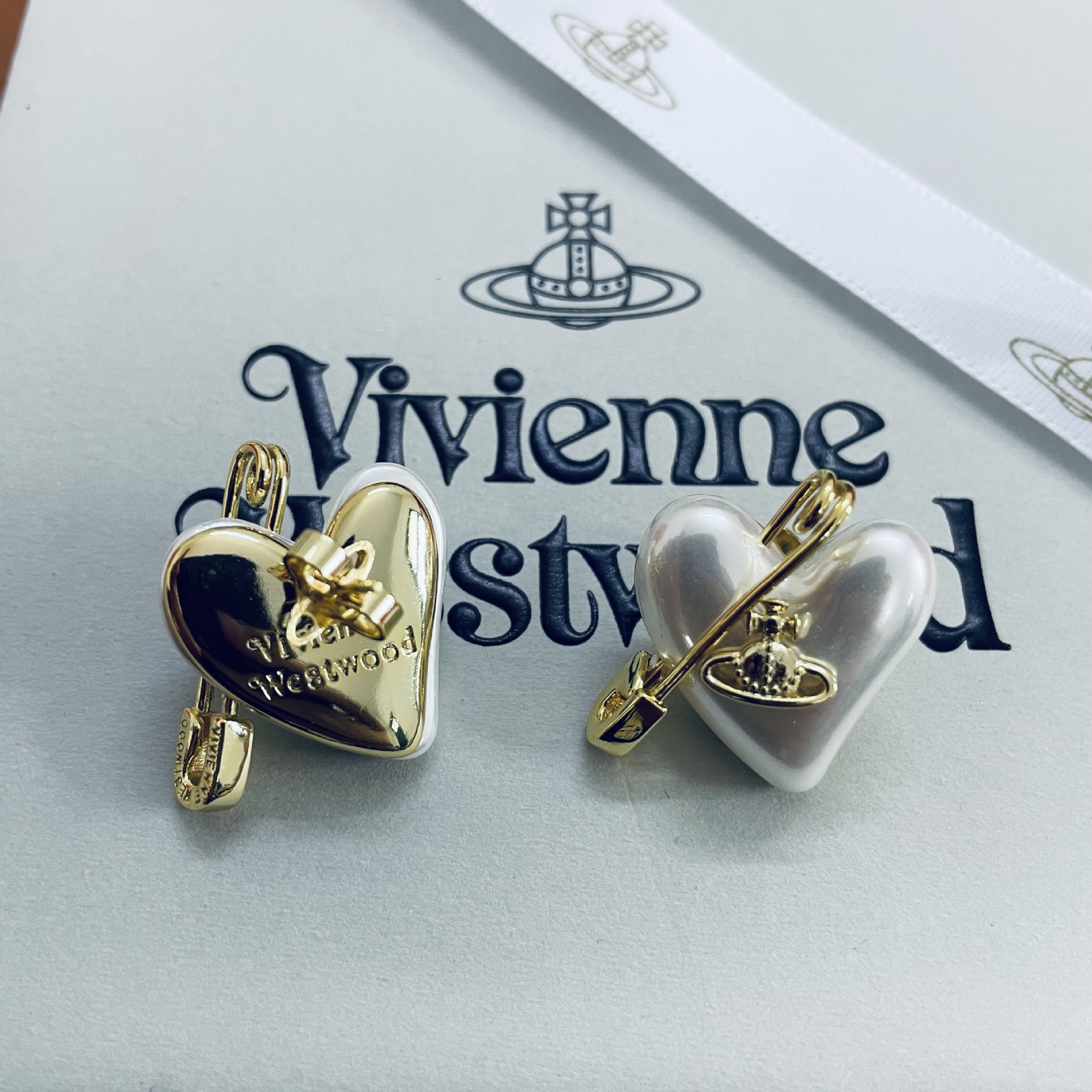 Replica Vivienne Westwood Heart Paperclip Saturn Stud Earrings
