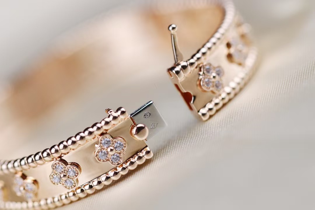 Replica Van Cleef & Arpels Perlée Clovers Bracelet, Medium Bangle