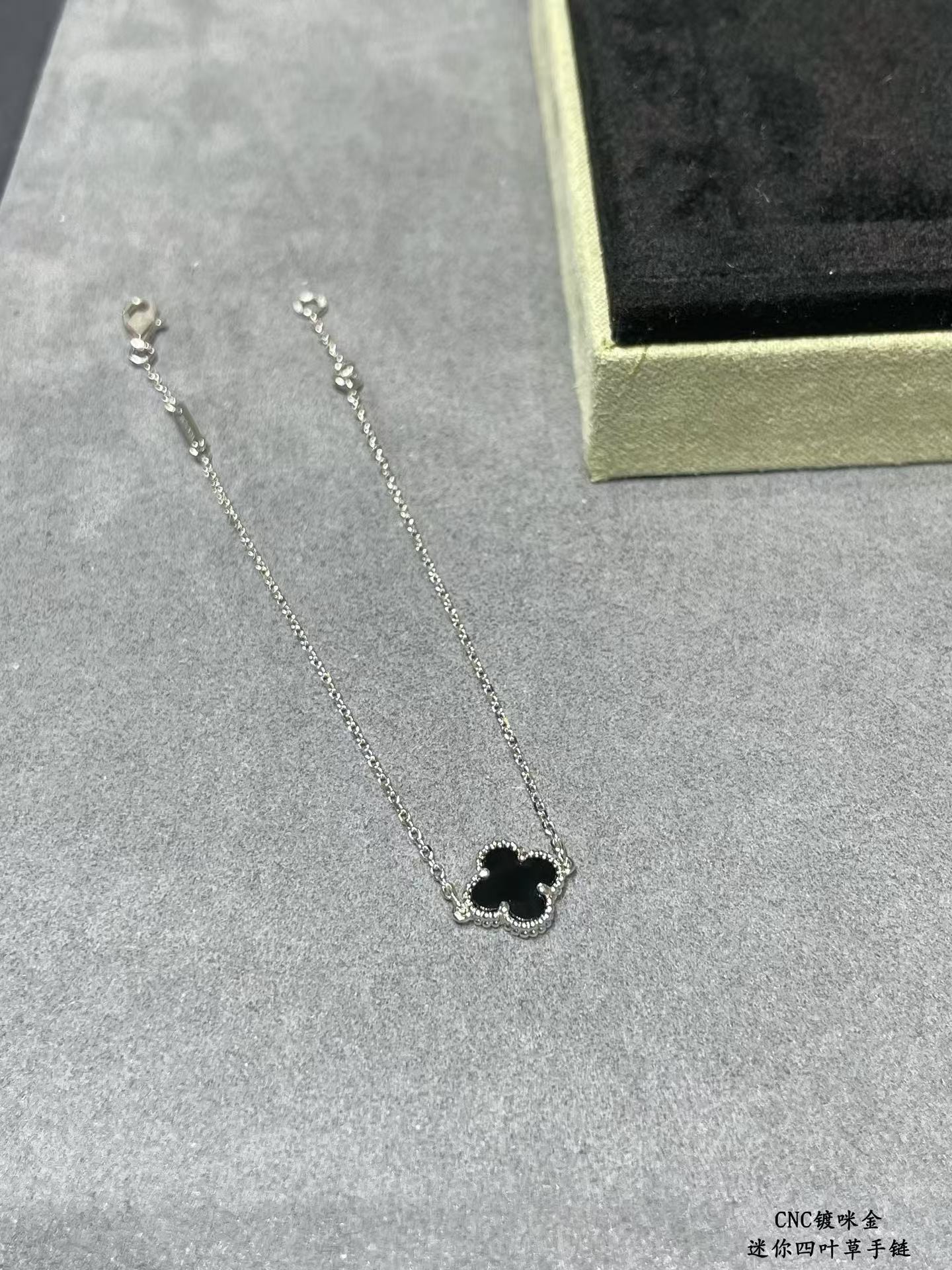 Replica Van Cleef & Arpels Black Agate Single Clover Bracelet