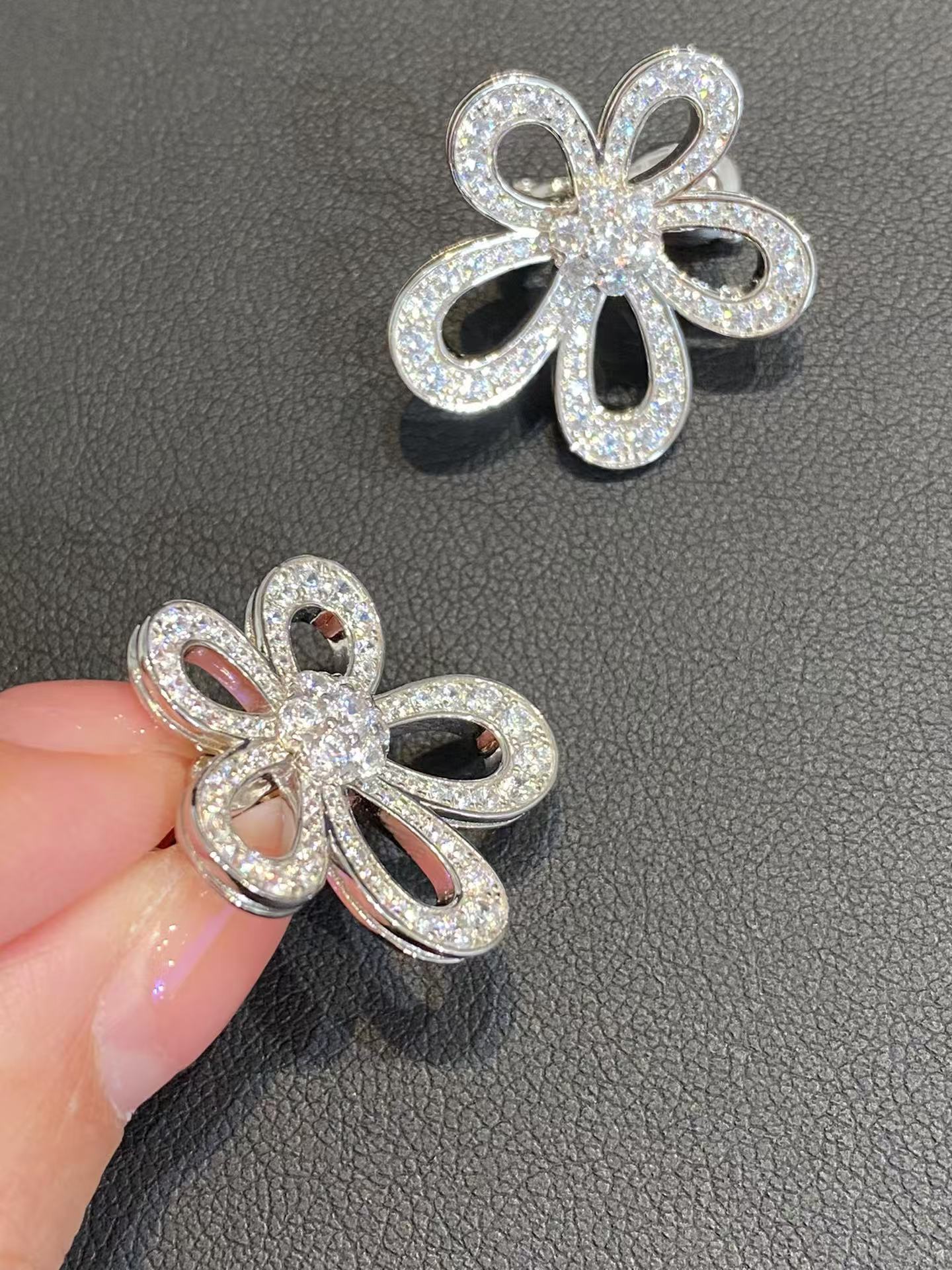 Replica Van Cleef & Arpels Flowerlace Earrings
