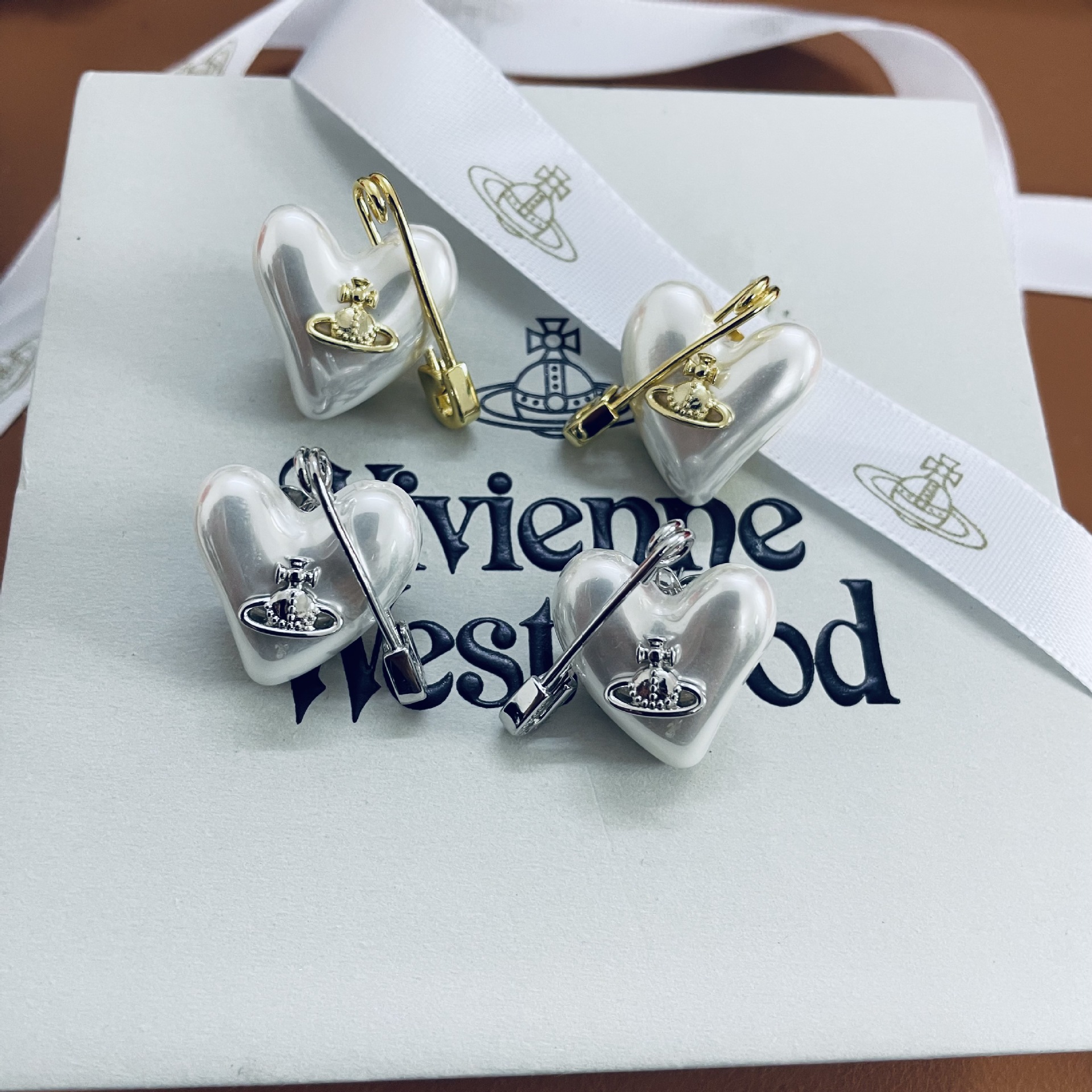 Replica Vivienne Westwood Heart Paperclip Saturn Stud Earrings