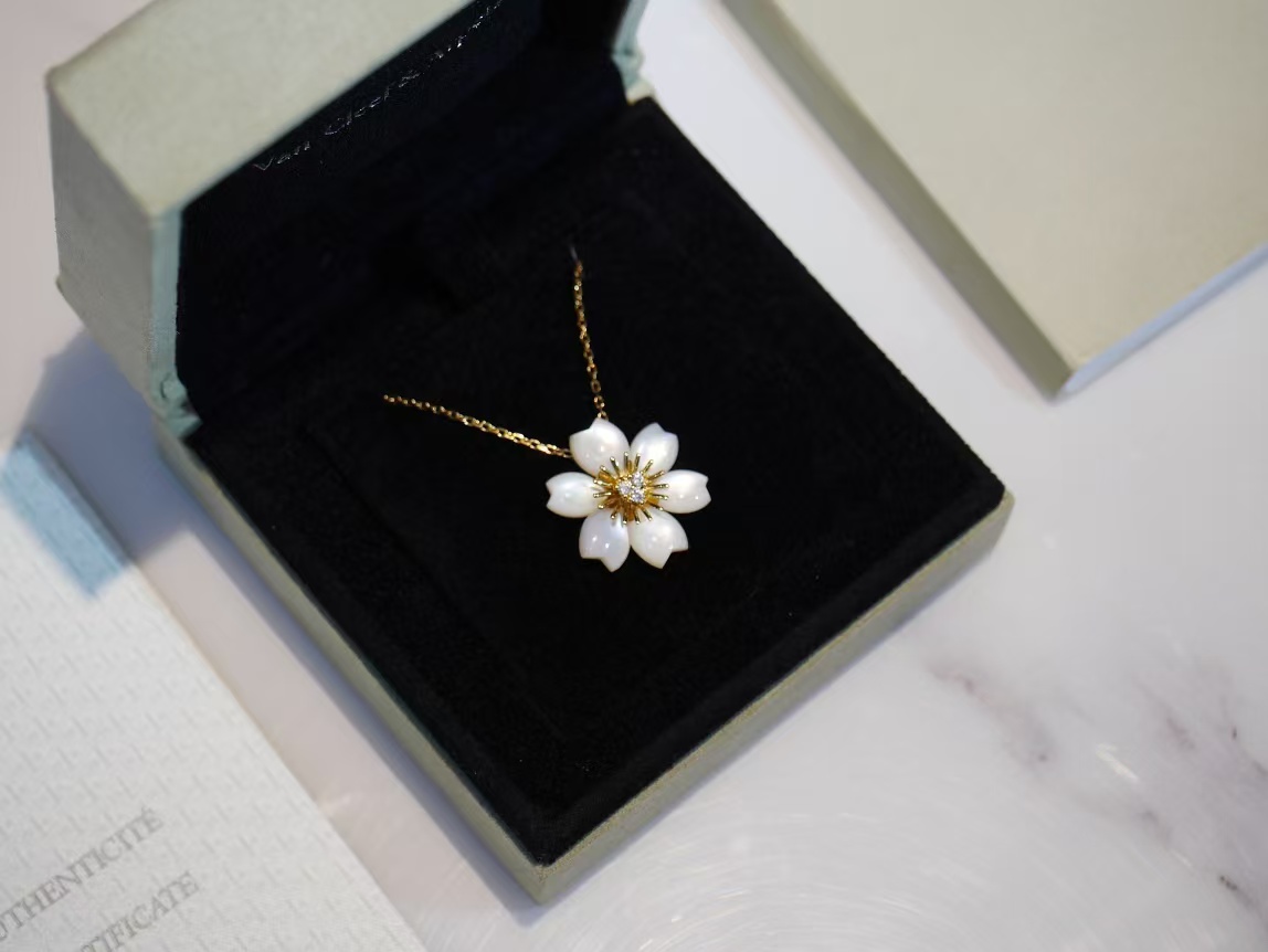 Replica Van Cleef & Arpels Rose de Noël Pendant Necklace - Mini