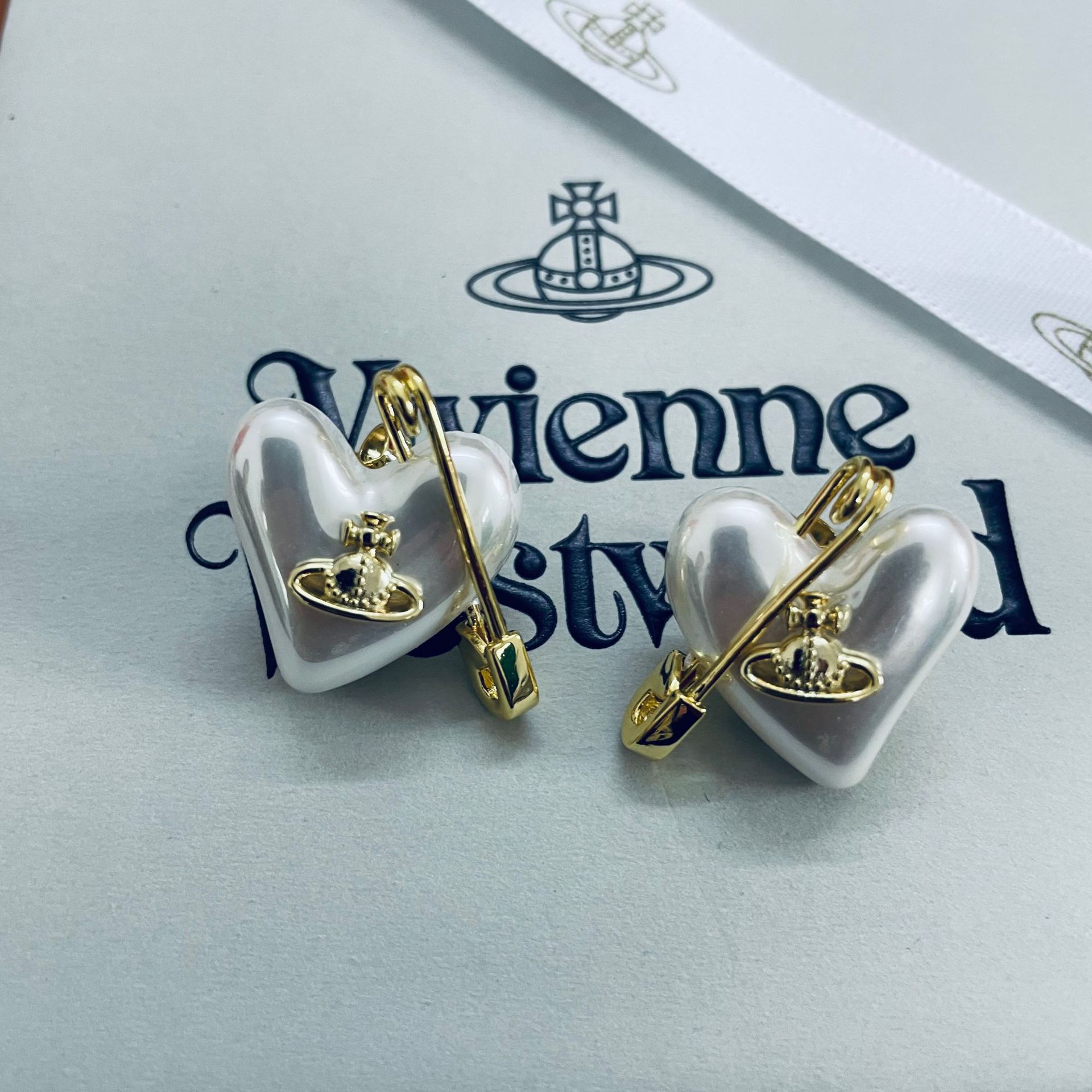 Replica Vivienne Westwood Heart Paperclip Saturn Stud Earrings